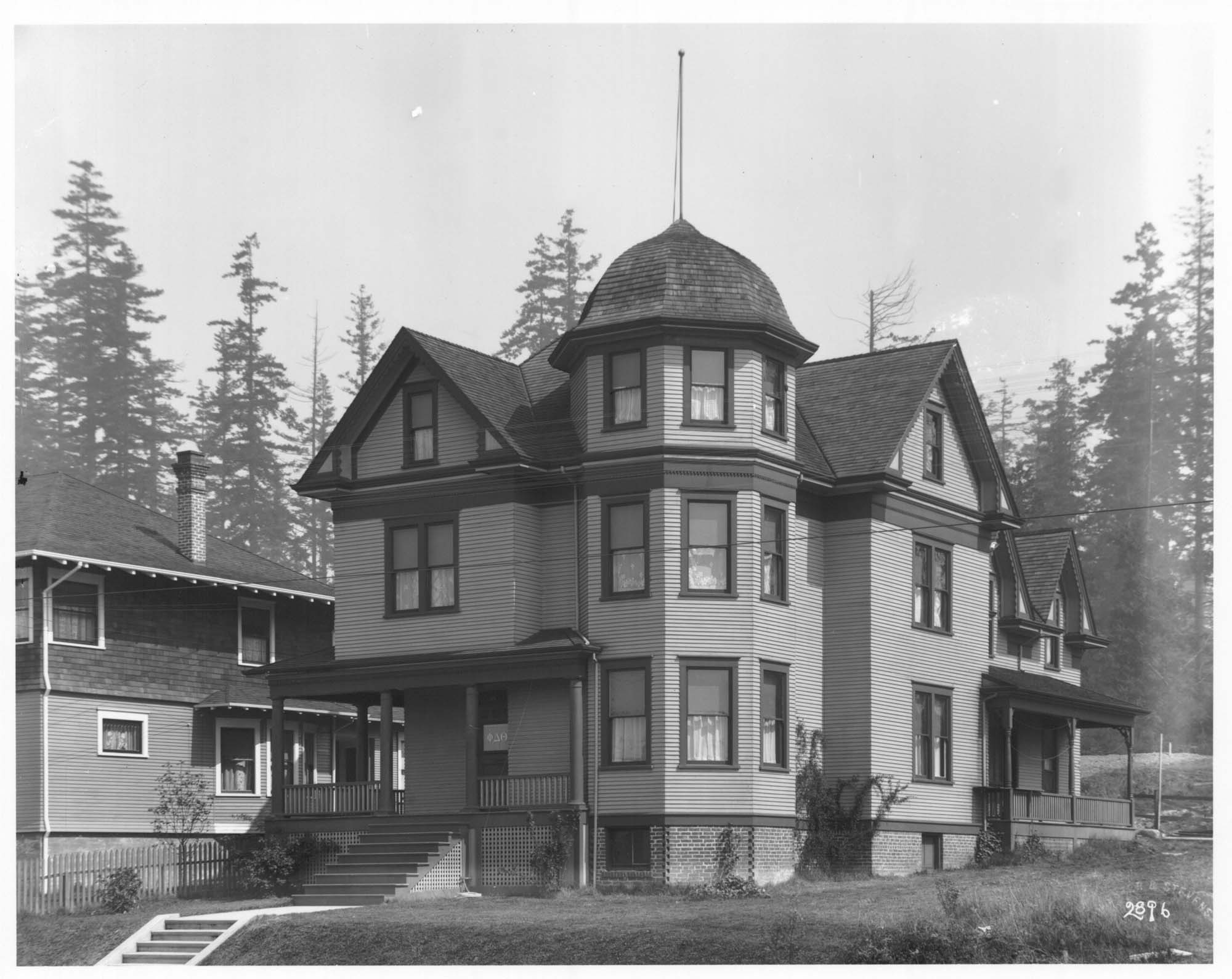 Image of Phi Delta Theta fraternity house, University of Washington, Seattle, circa 1905