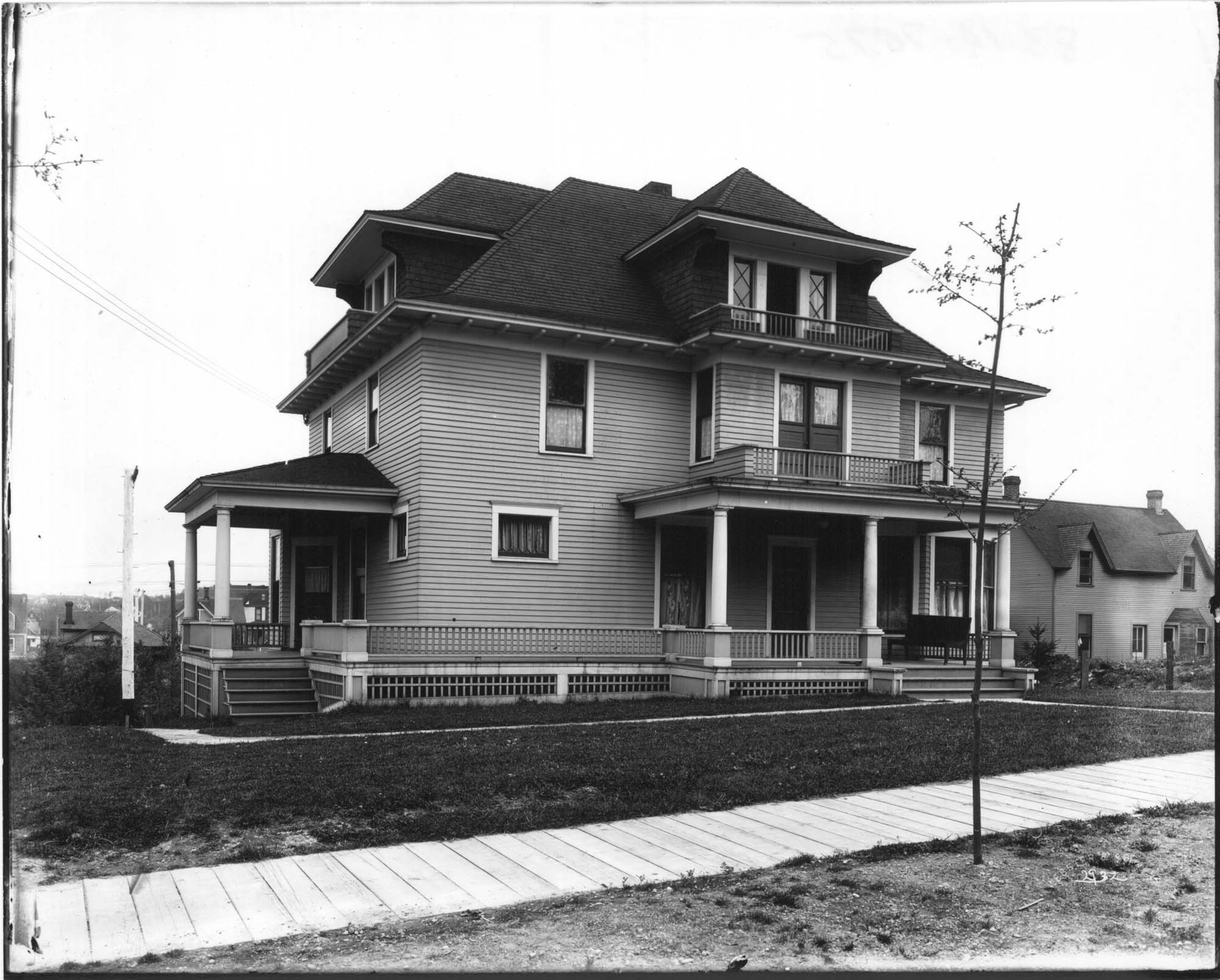 Image of University of Washington fraternity house, Seattle, circa 1908