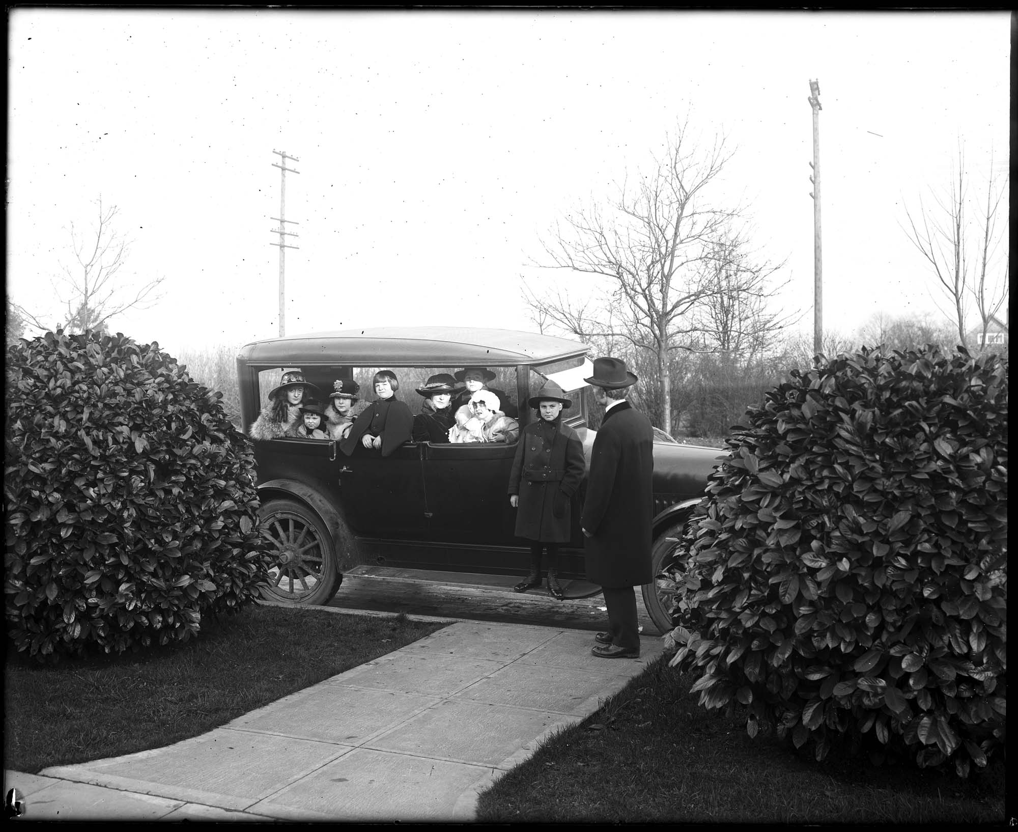 Image of Mayor Ole Hanson with family and car, circa 1920