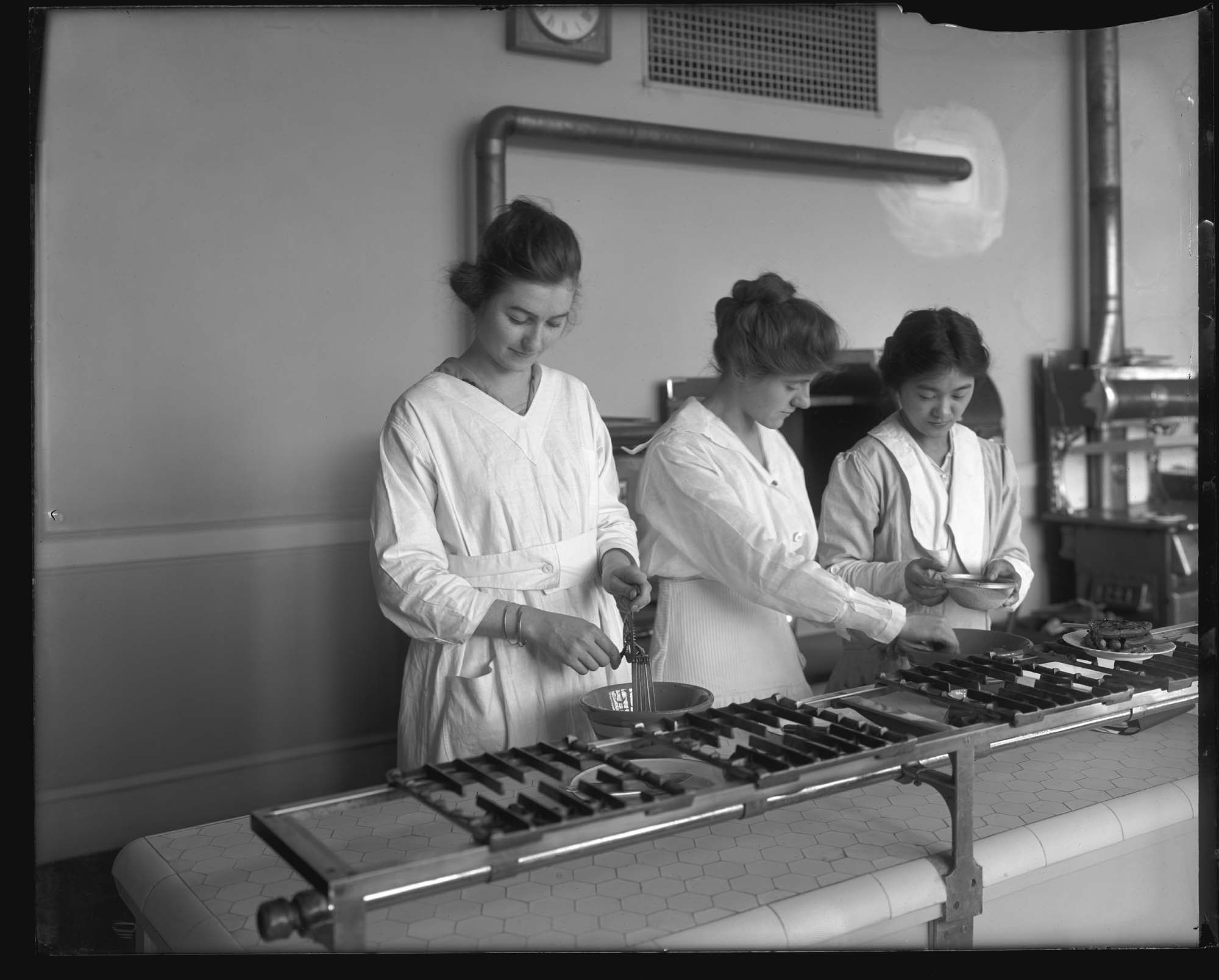 Image of Cooking class at the University of Washington, circa 1918
