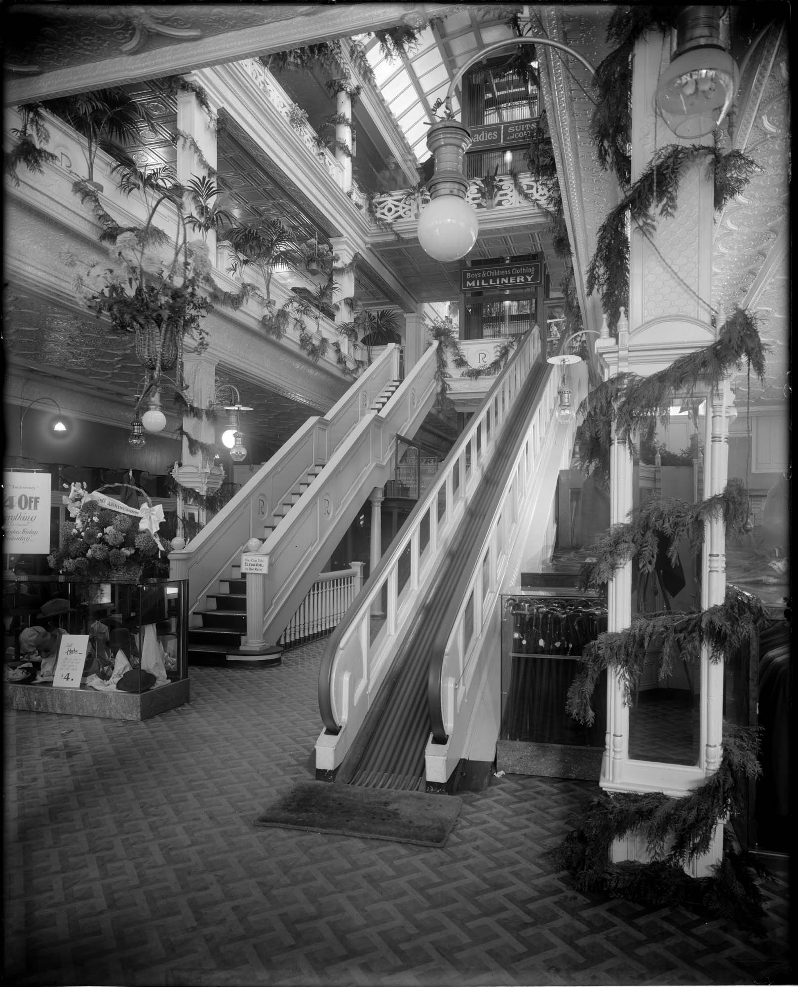 Image of Redelsheimer's department store, circa 1906