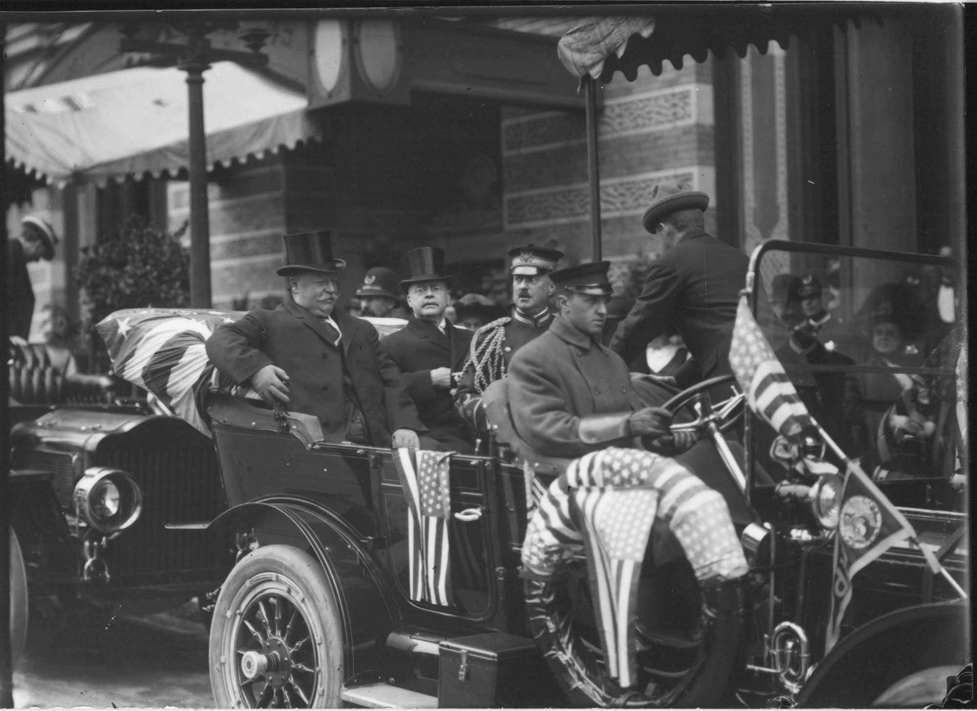 Image of President William Howard Taft in car outside New Washington Hotel, Seattle, 1909