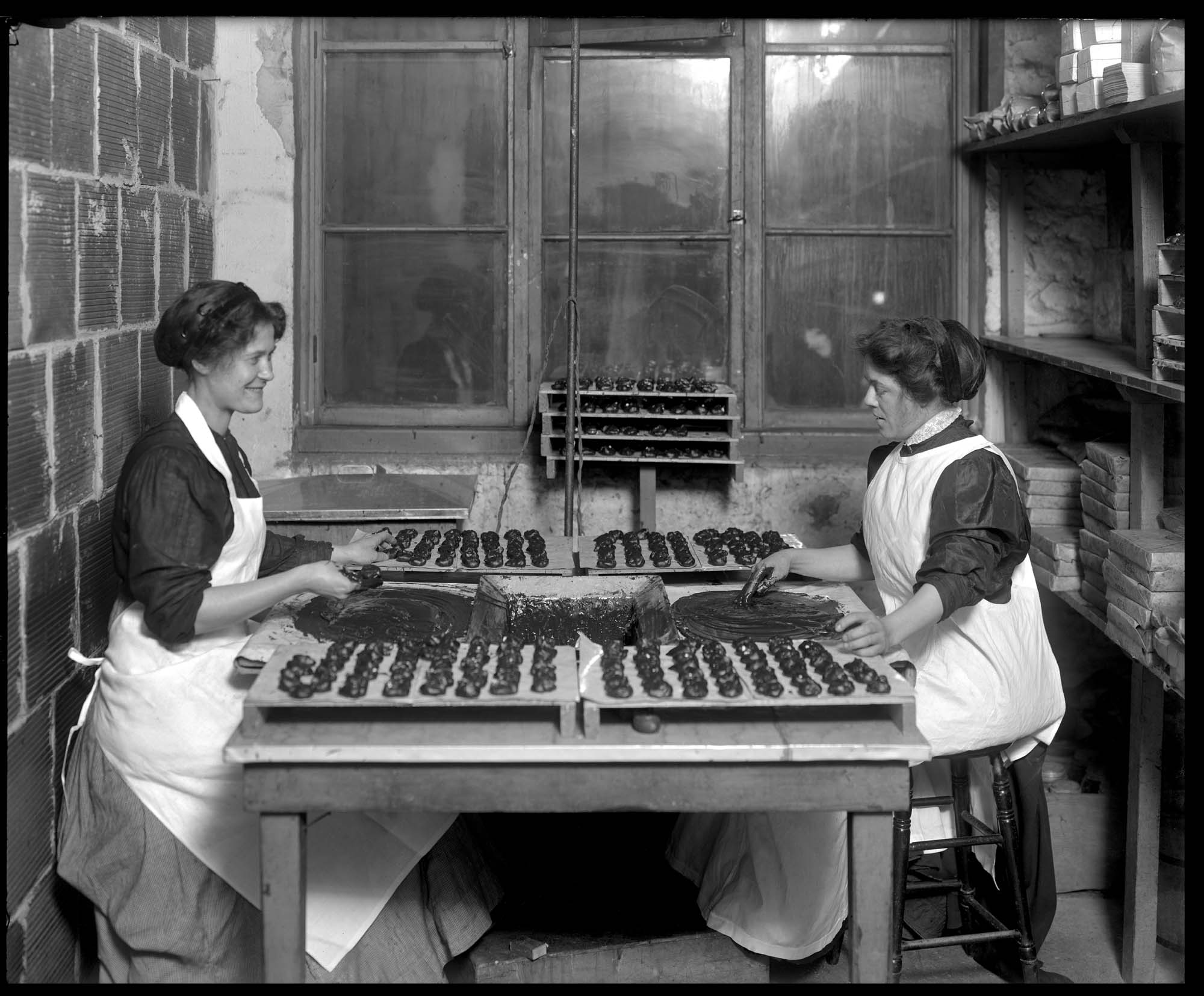 Image of Candy makers at Augustine & Kyer, 1913