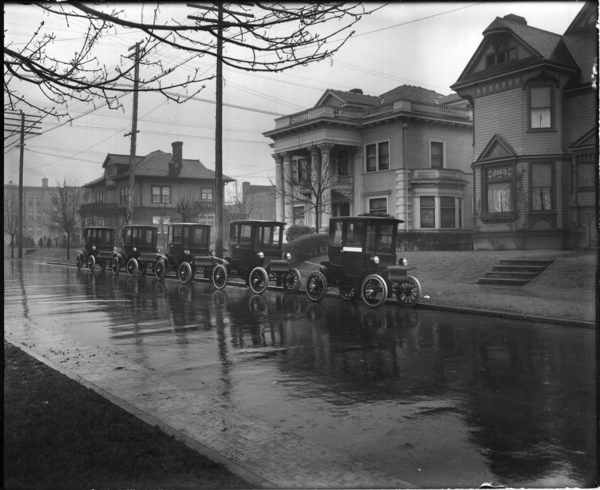 Image of Electric cars on Summit Avenue, Seattle, 1913