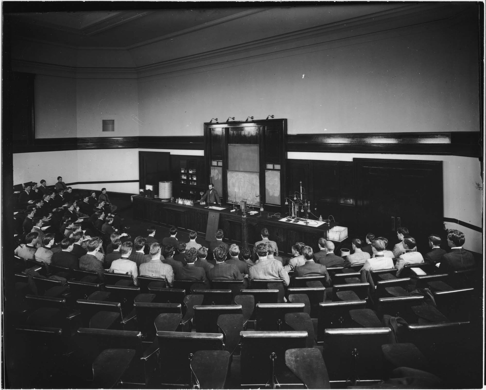 Image of University of Washington chemistry class, Seattle, circa 1913