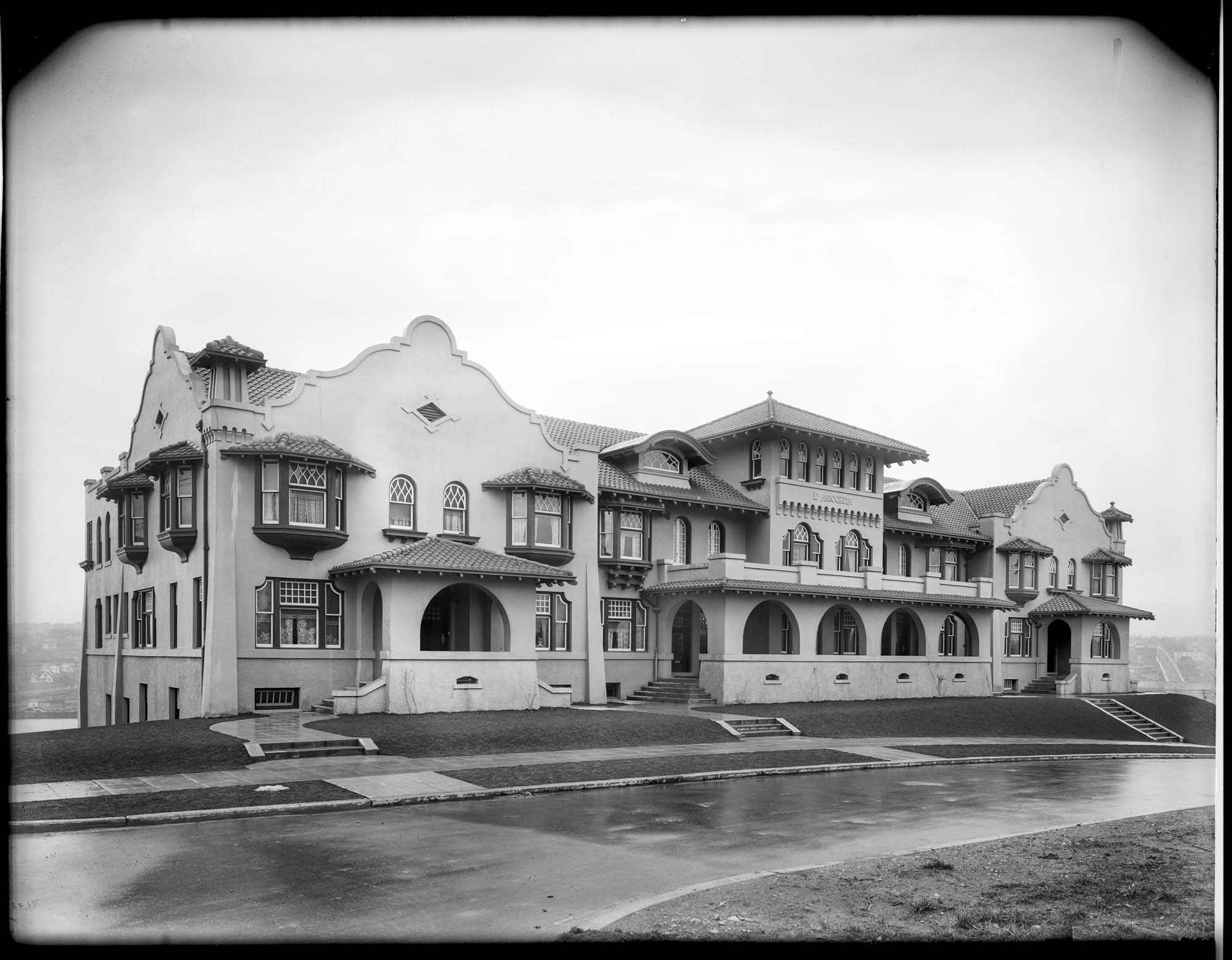 Image of L'Amourita Apartments, circa 1925