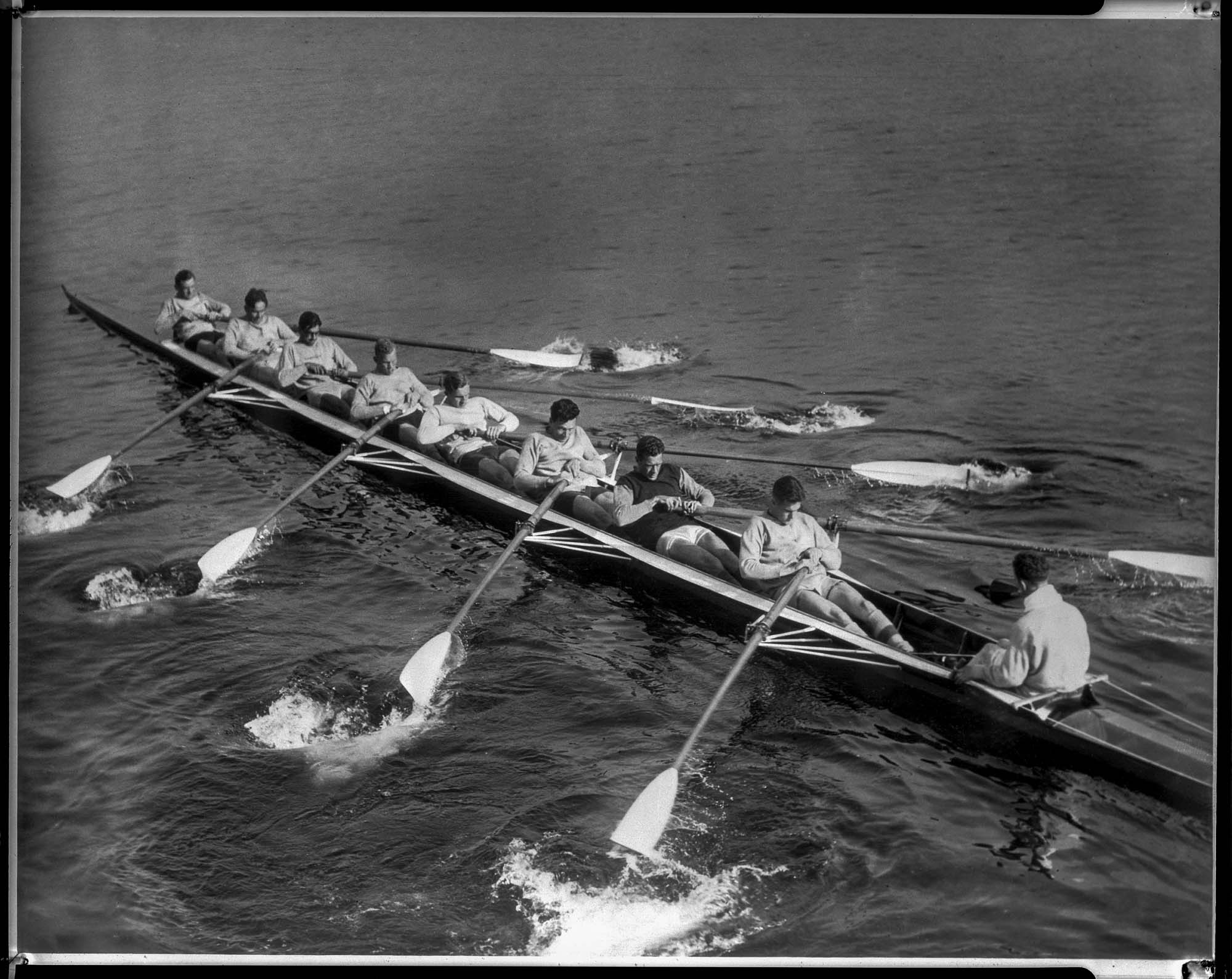 Image of University of Washington crew in action, circa 1930