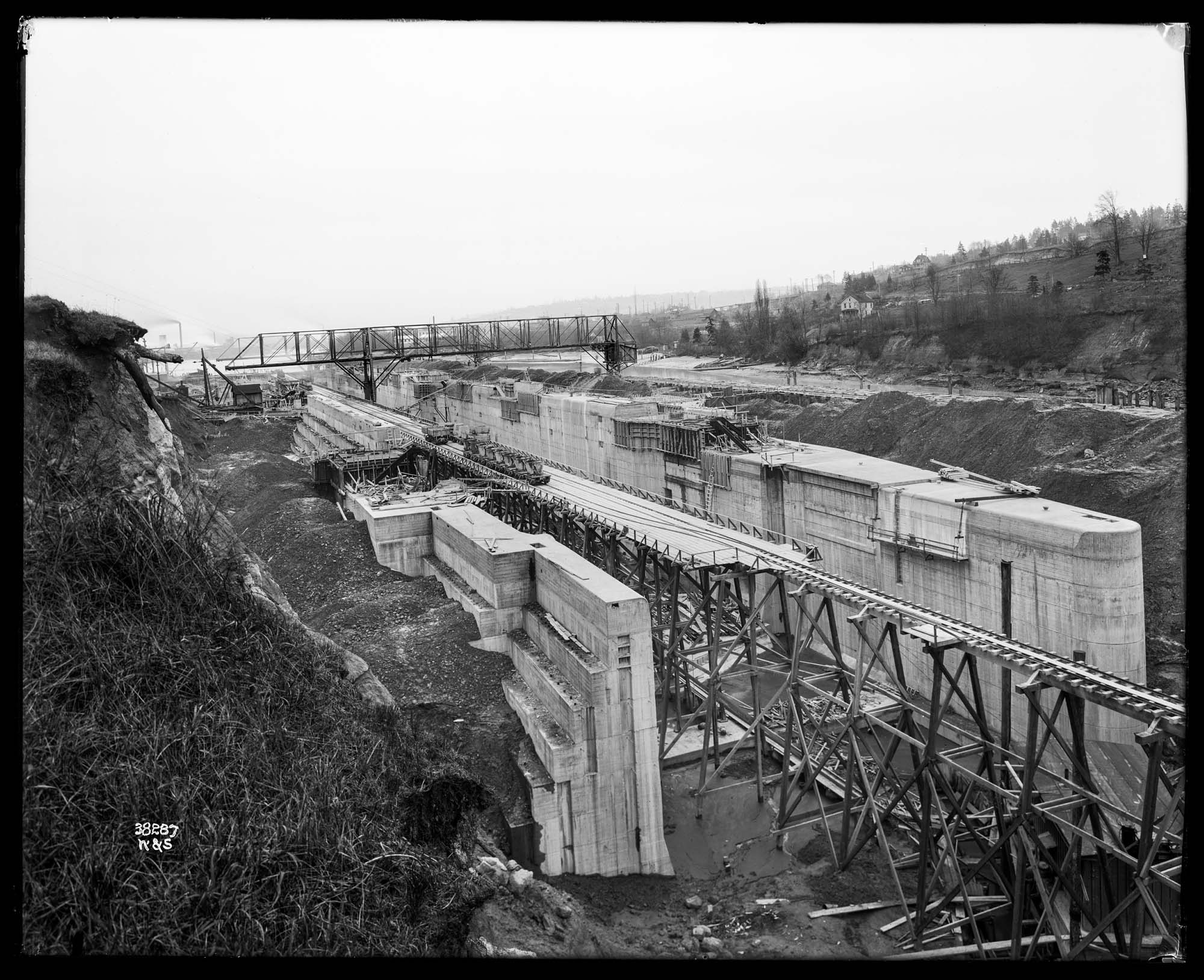 Image of Building the locks at Ballard, circa 1915