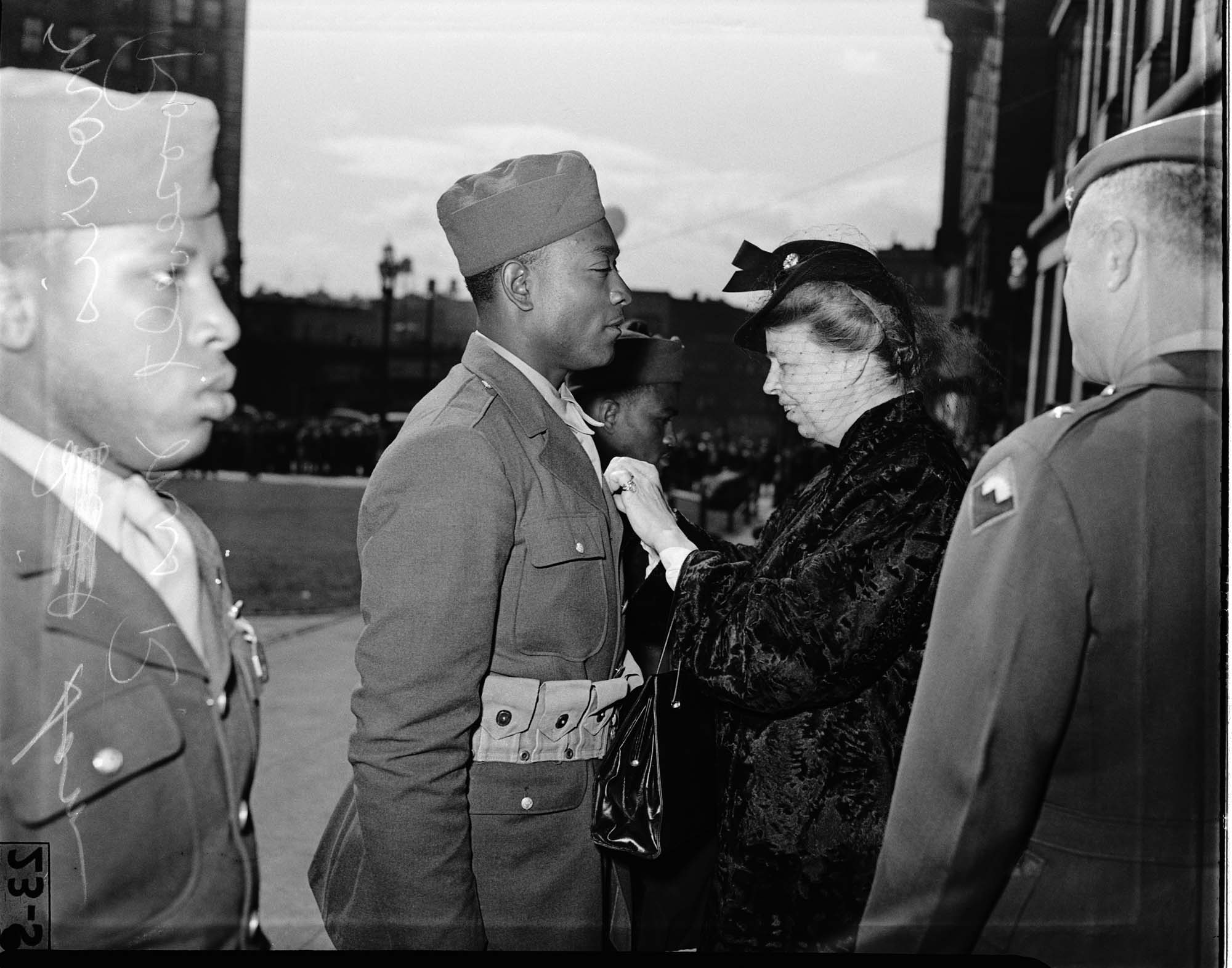Image of Eleanor Roosevelt awarding medal to soldier Sam Morris, Seattle, April 3, 1943
