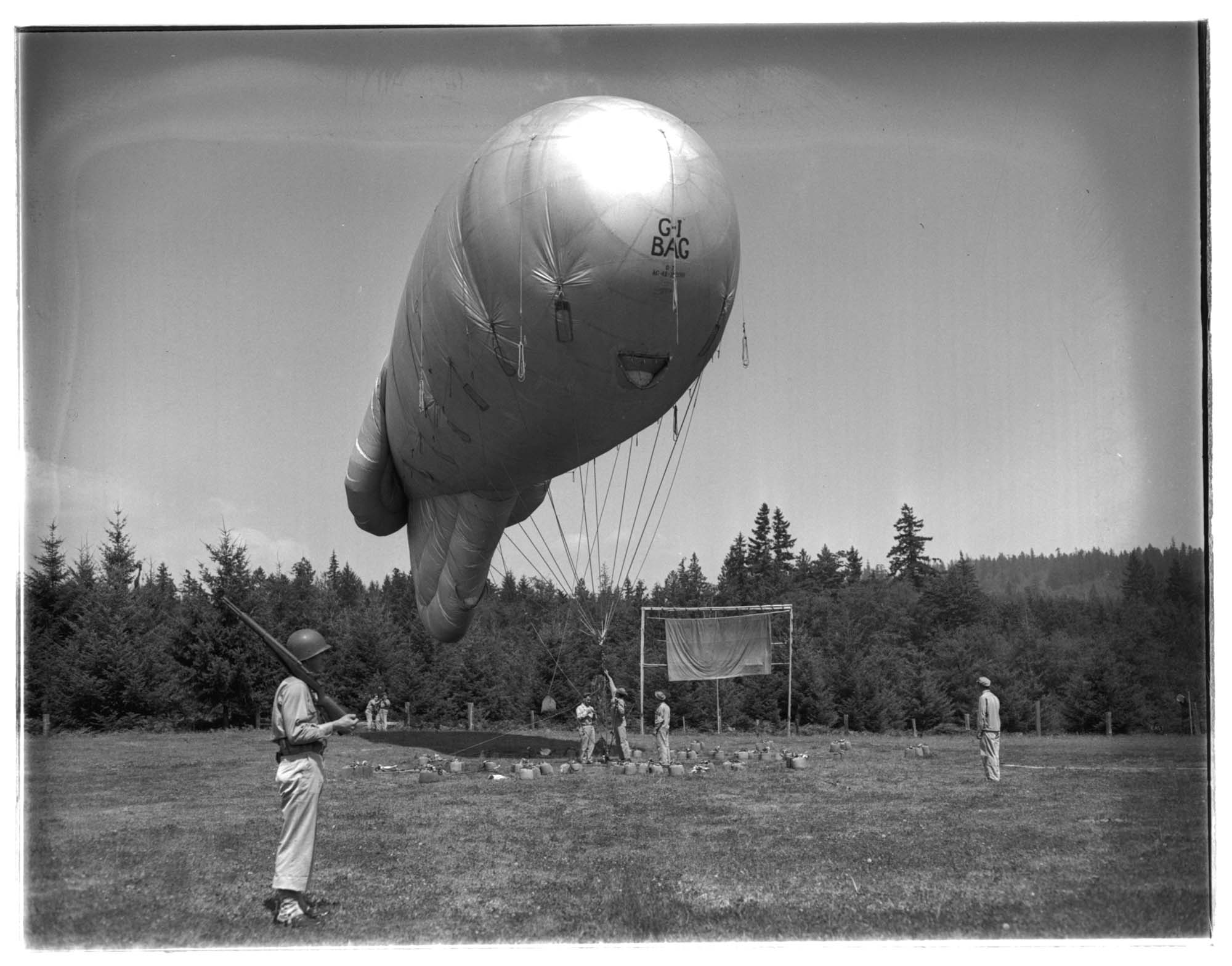 Image of Soldiers with barrage balloon, Seattle, 1942