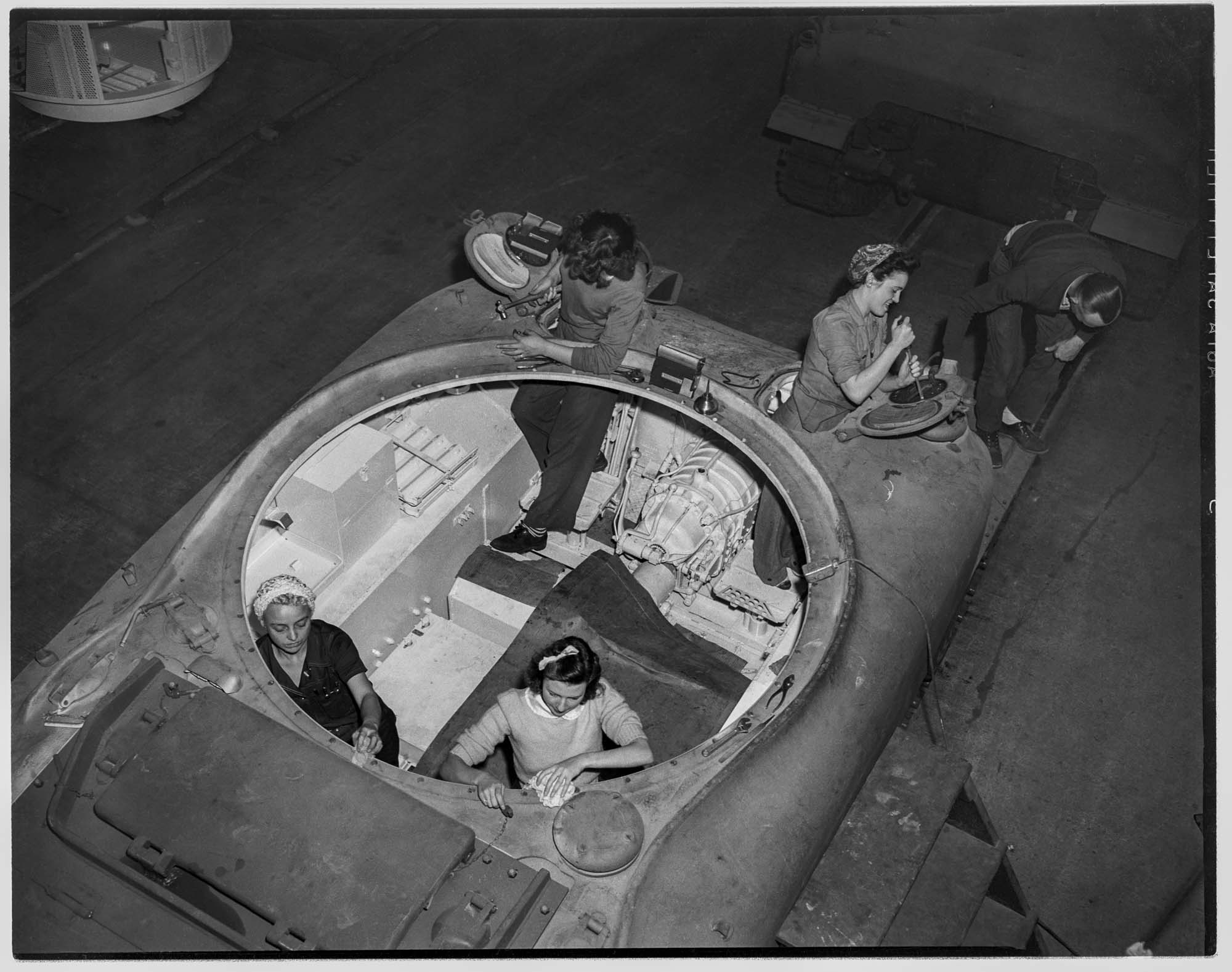 Image of Women building tank at Pacific Car and Foundry factory, Renton, 1943