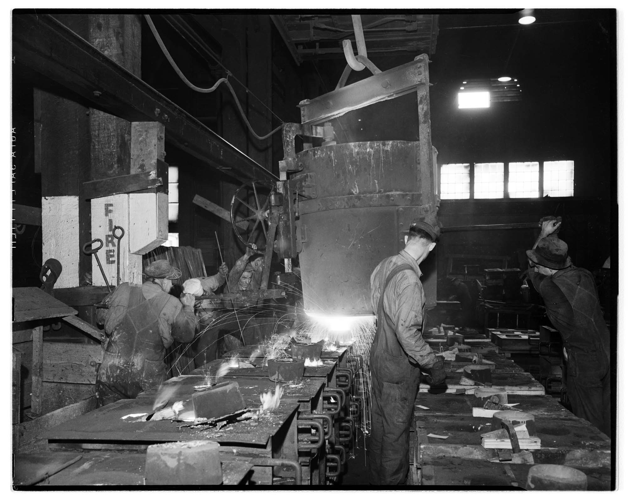 Image of Workers manufacturing tanks at Pacific Car and Foundry factory, Renton, 1943