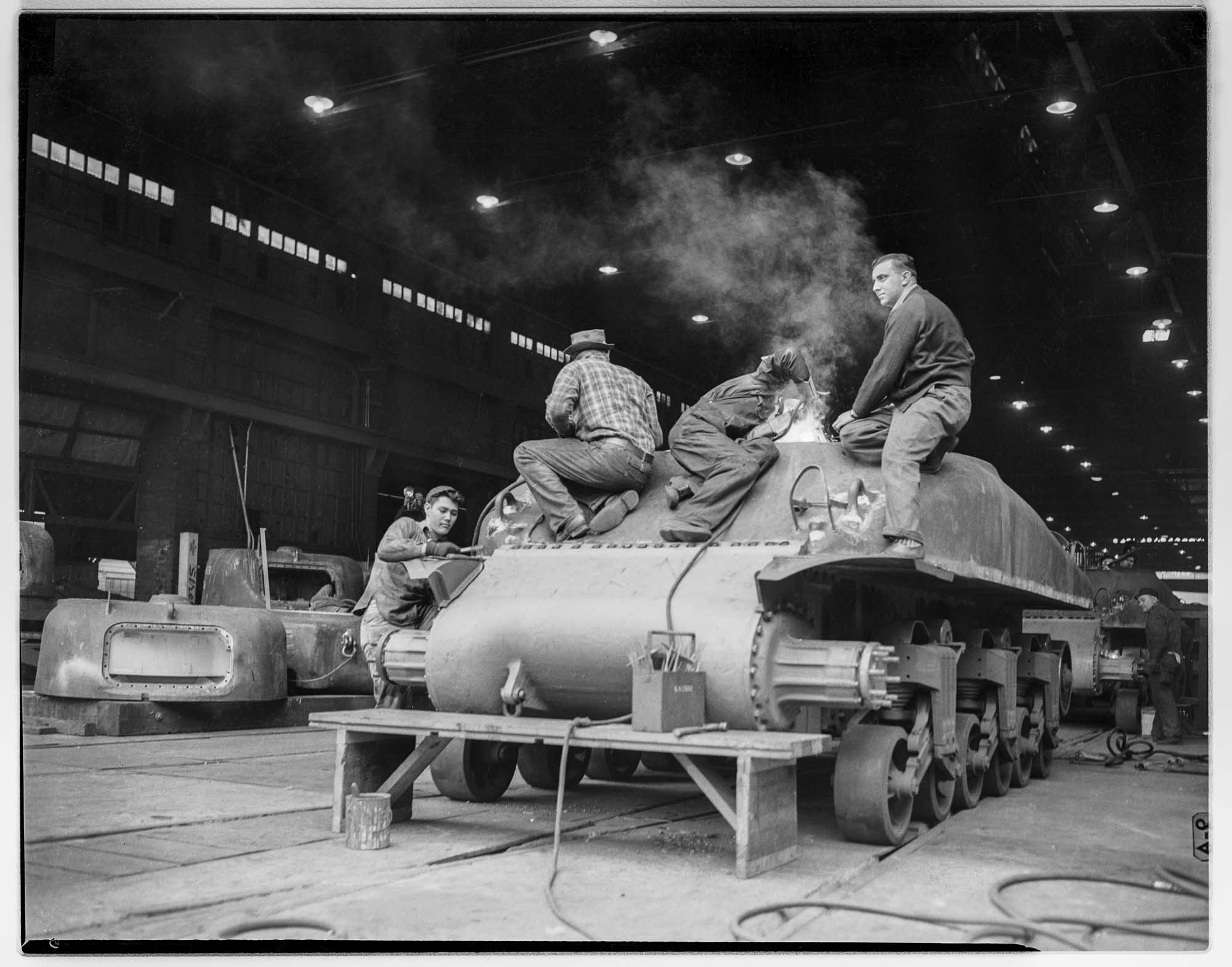 Image of Workers building tanks at Pacific Car and Foundry factory, Renton, 1943