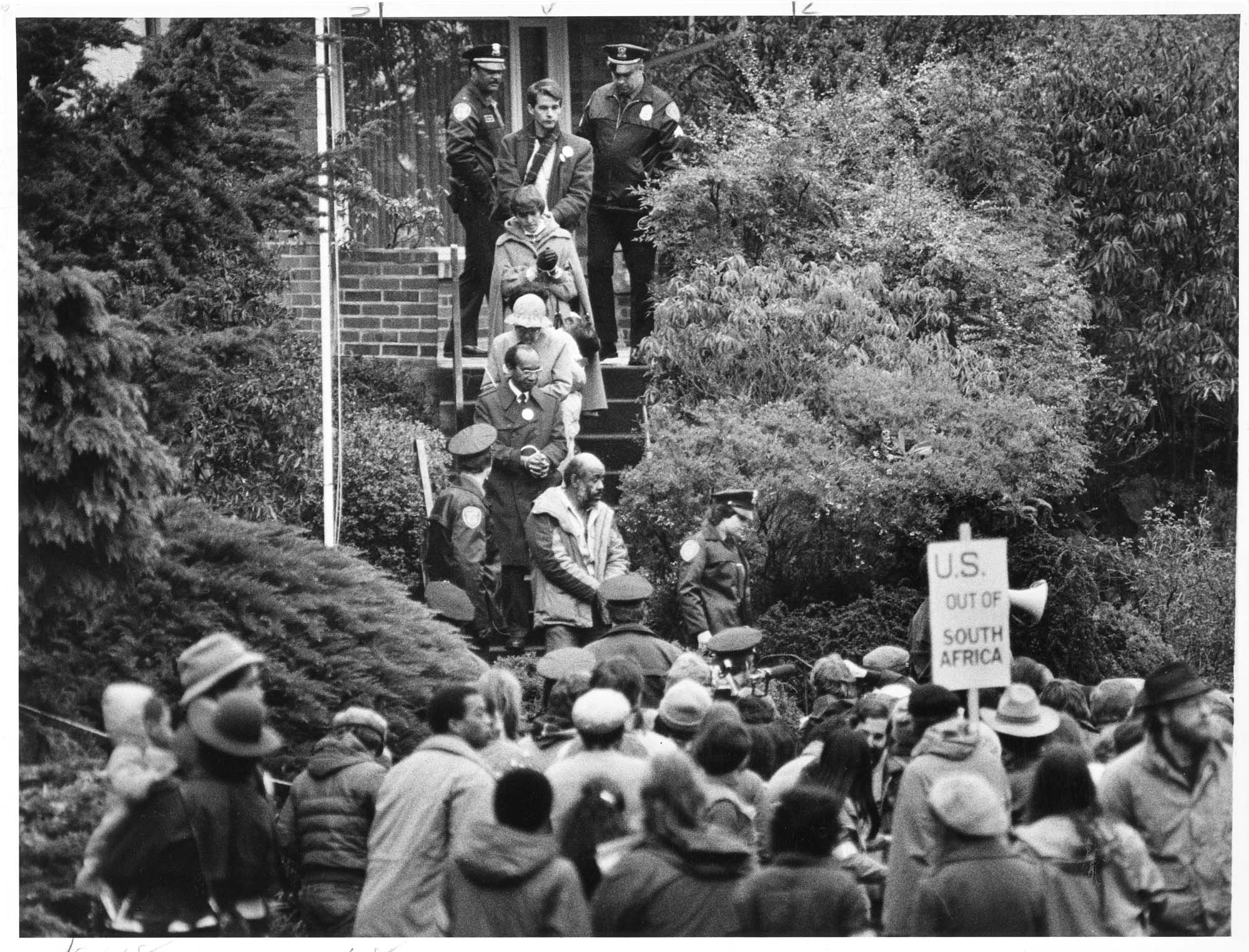 Image of Police and supporters of the anti-apartheid movement, Seattle, January 20, 1985