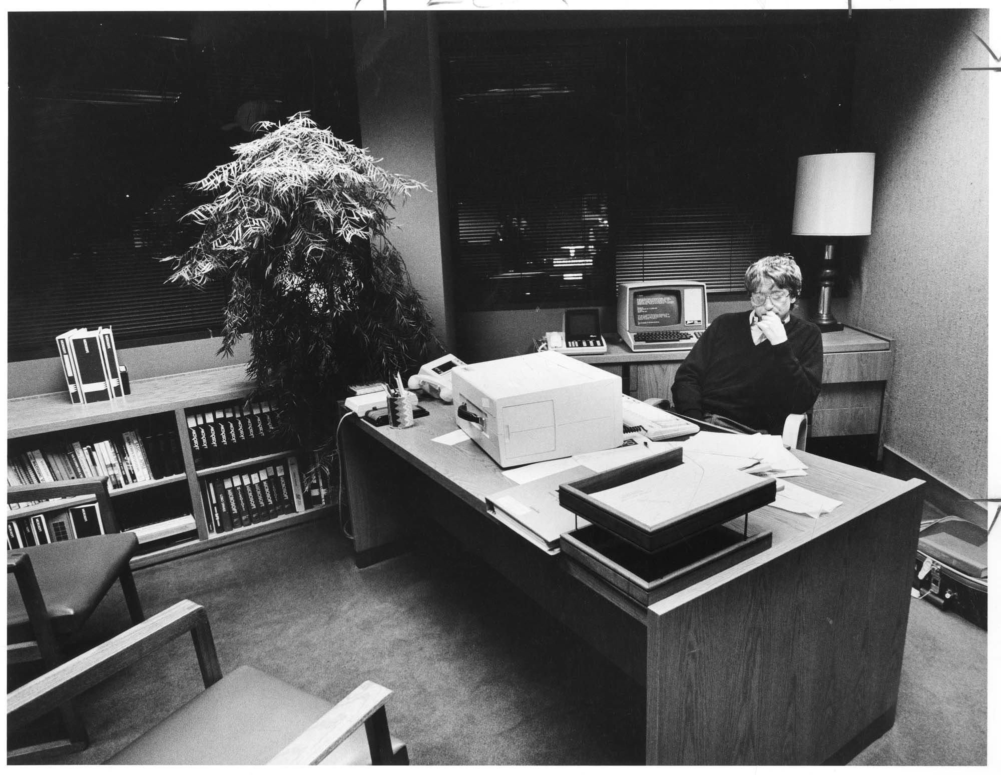 Bill Gates in his office at Microsoft, January 1984 – Museum of History \u0026  Industry, image size:2000x1549