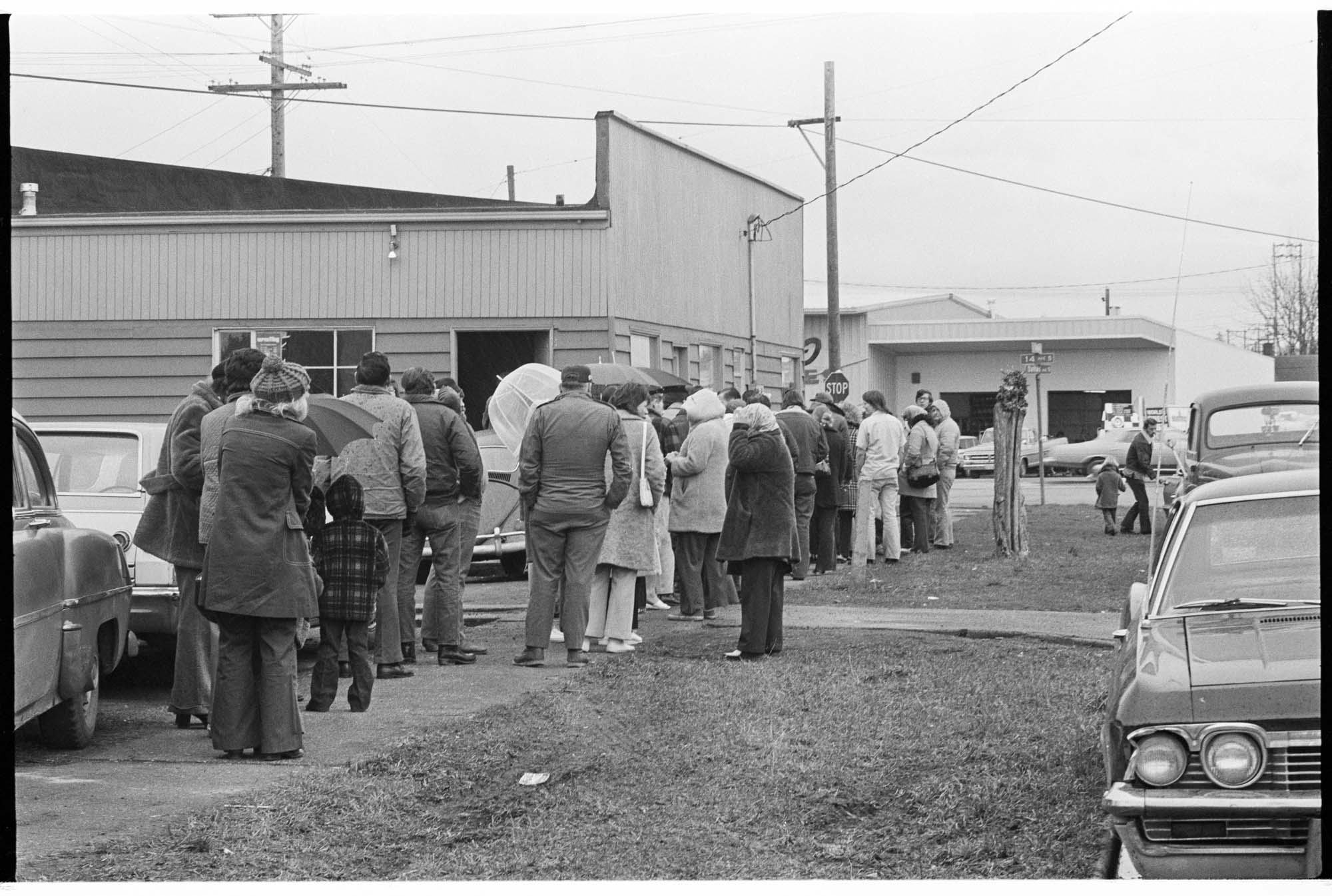 Image of Families lined up outside South Park food bank, February 4, 1975