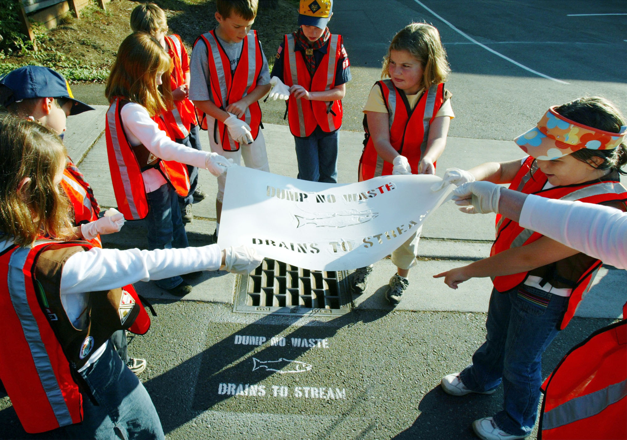 Image of Children stenciling storm drain signs in Bellevue, November 9, 2002