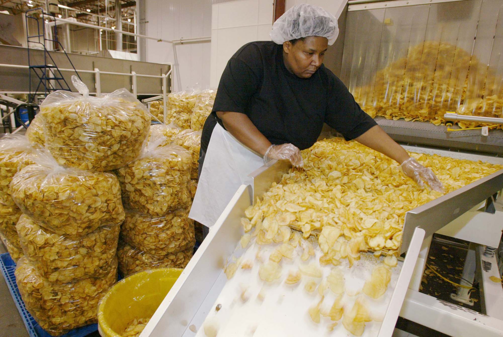 Image of Rhonda Bridges sorting chips at Tim's Cascade factory, Algona, Washington, January 22, 2003