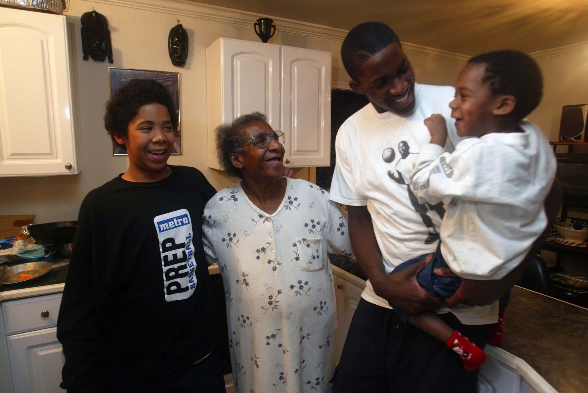Image of Martell Webster with family at home, Edmonds, January 13, 2003