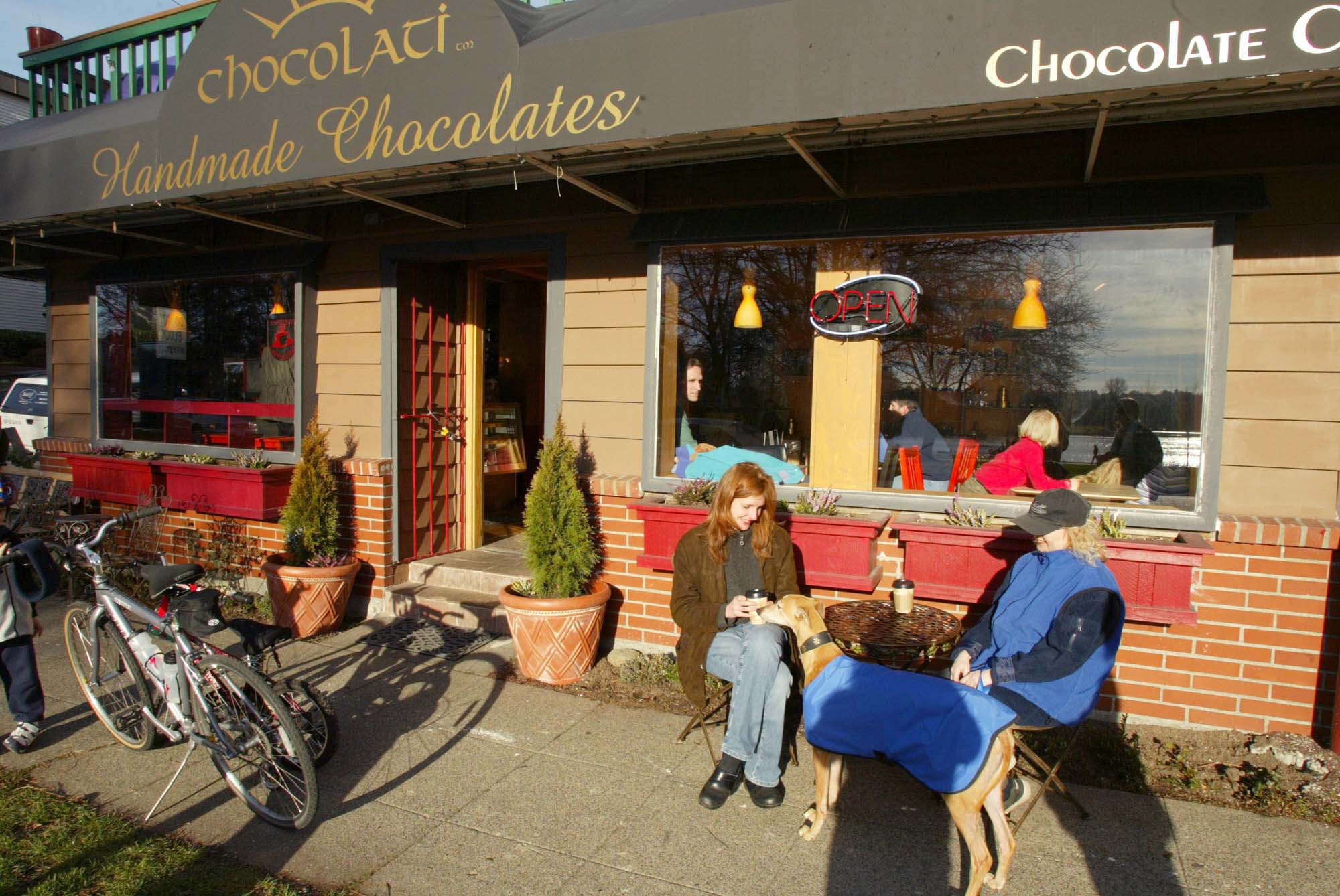 Image of Customers sitting outside at Chocolati Cafe, Seattle, January 17, 2003