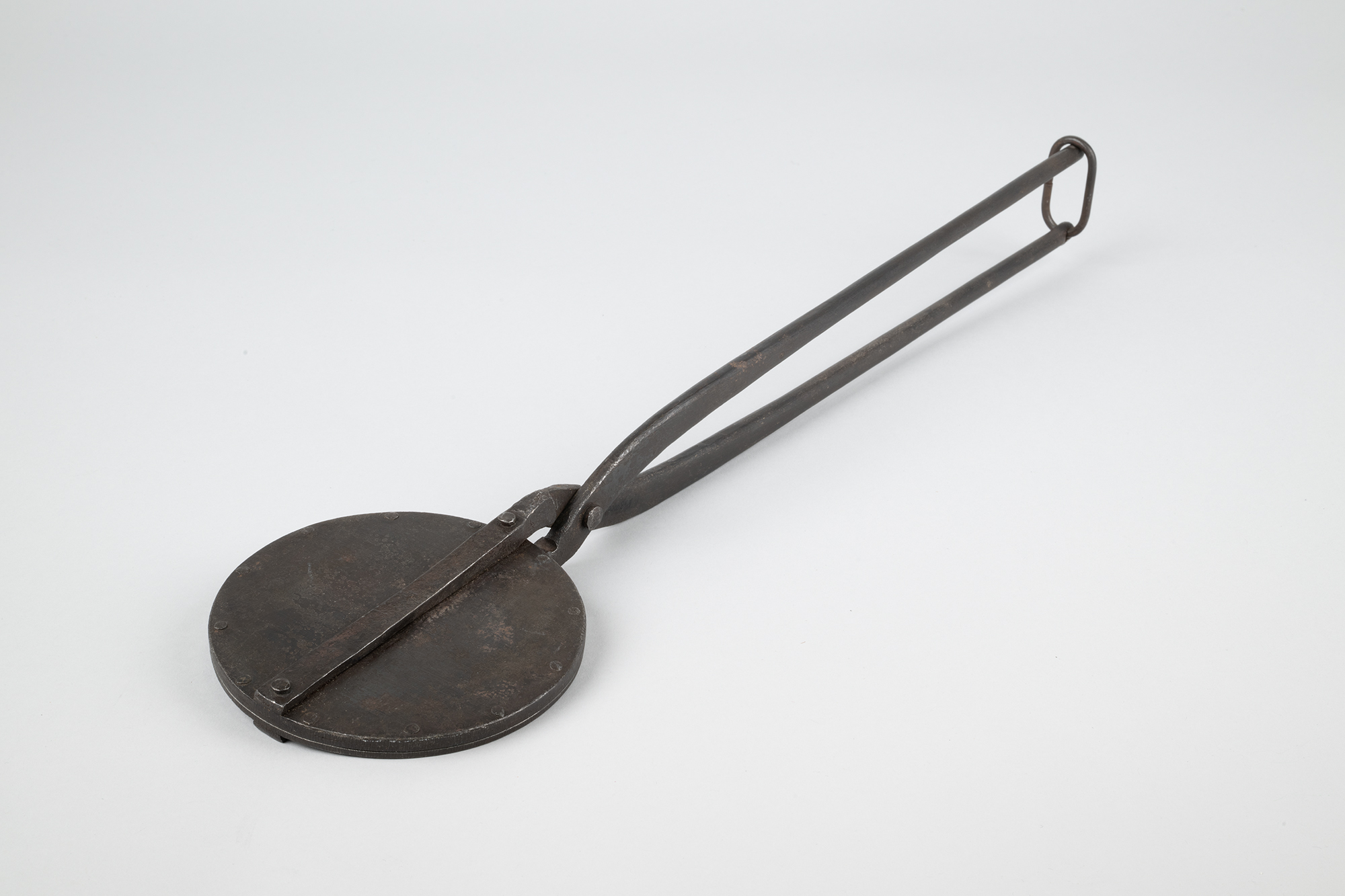 Image of Senbei iron with AYPE seal, from the Sagamiya Confectionary Co., 1909