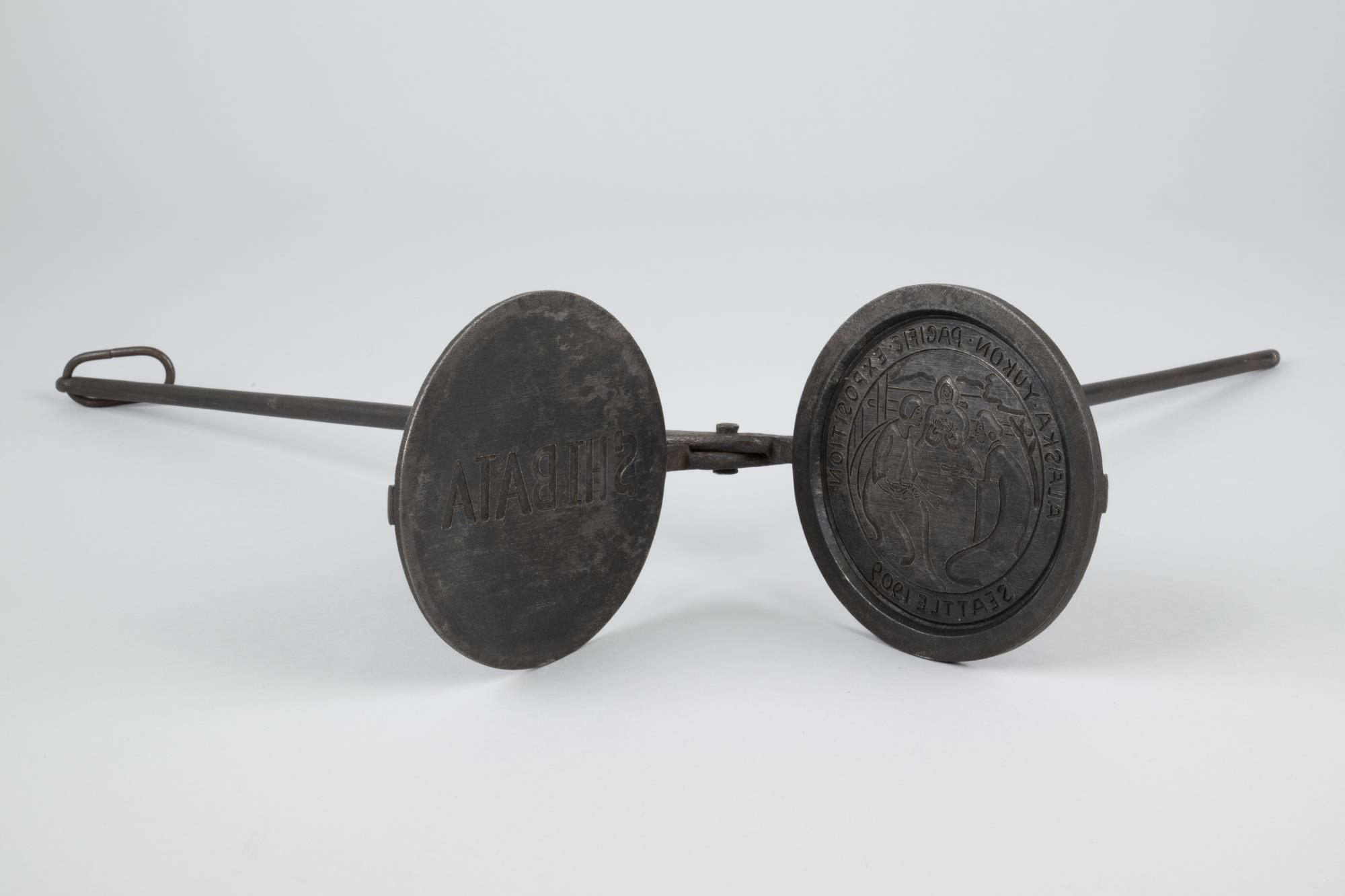 Image of Senbei iron with AYPE seal, from the Sagamiya Confectionary Co., 1909