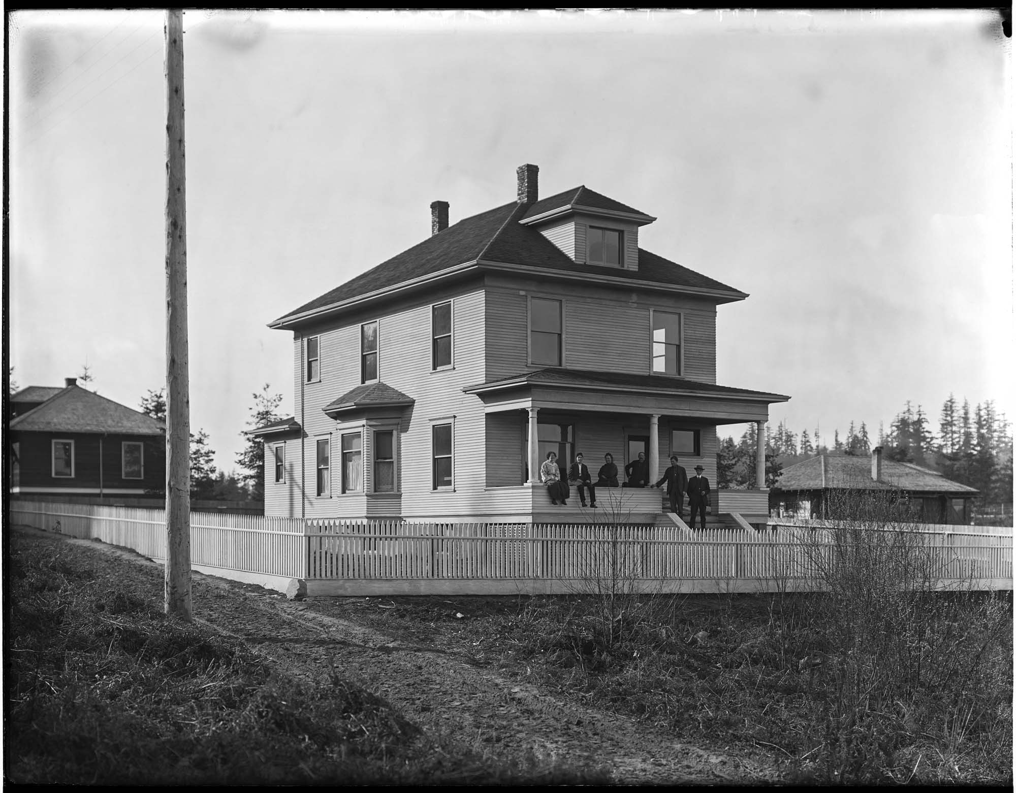 Image of Langstaff family home, Magnolia neighborhood, Seattle, 1908