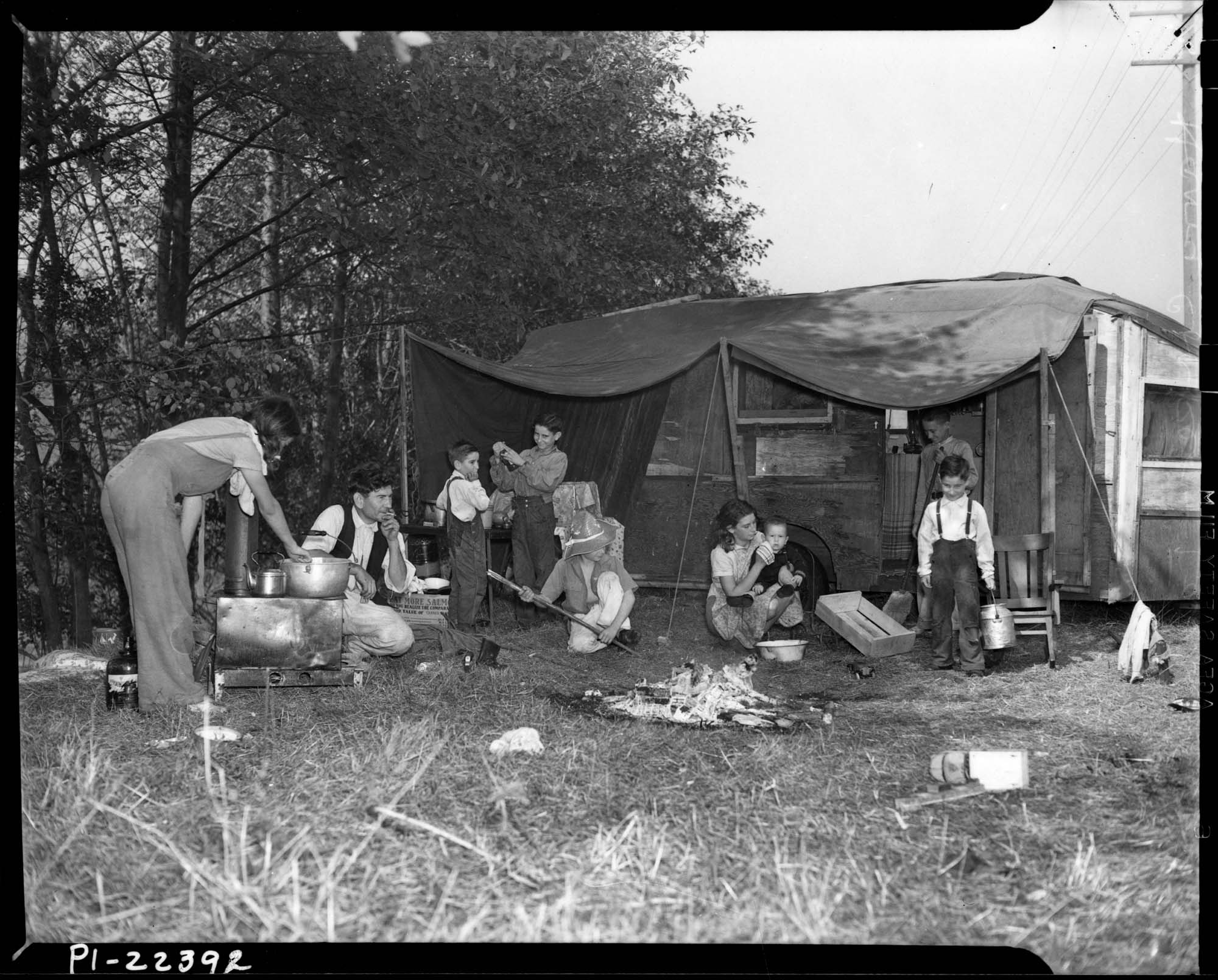 Image of Migrant family in makeshift housing, September 22, 1940