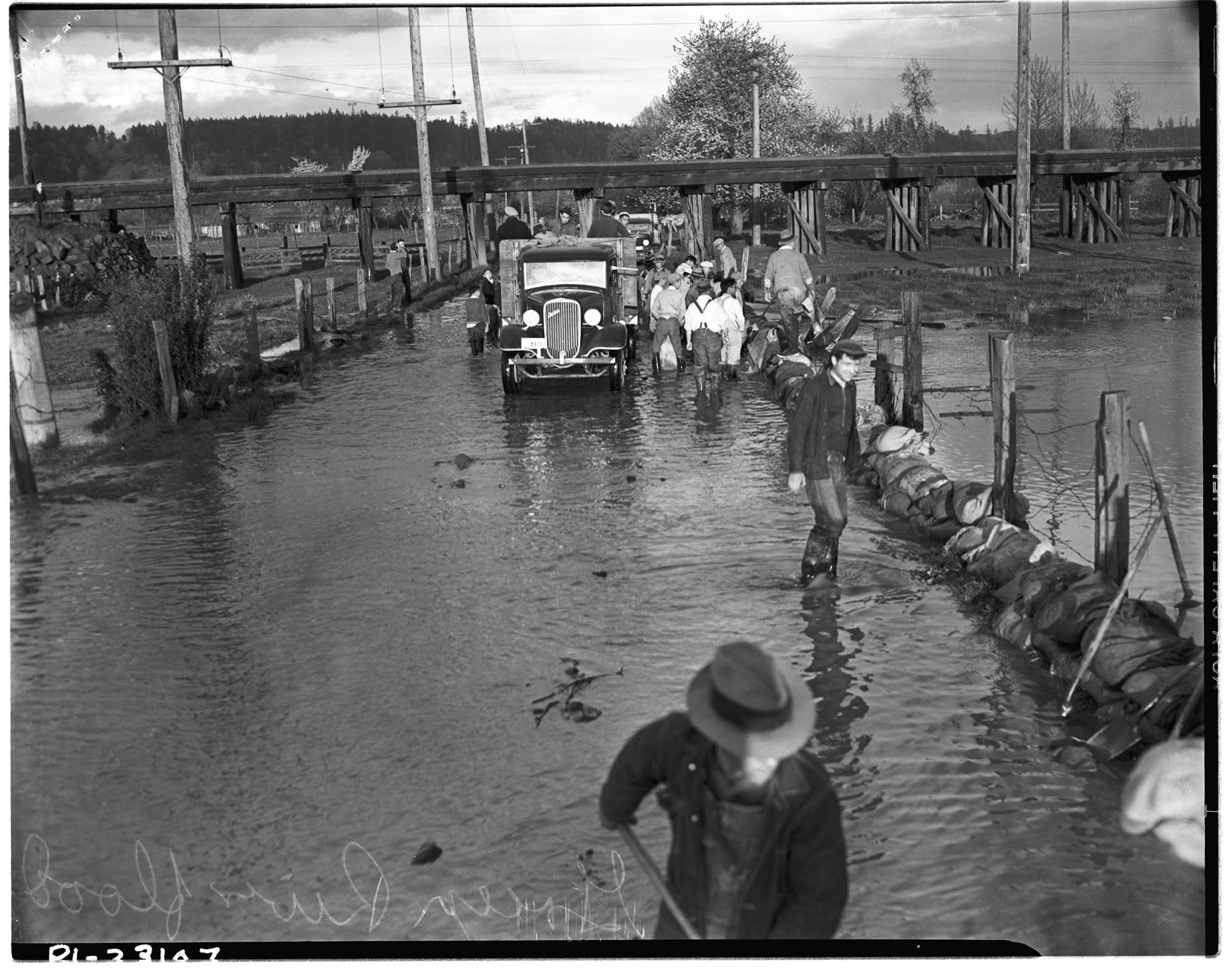 Image of Men sandbagging during Green River flood, Kent, April 1938