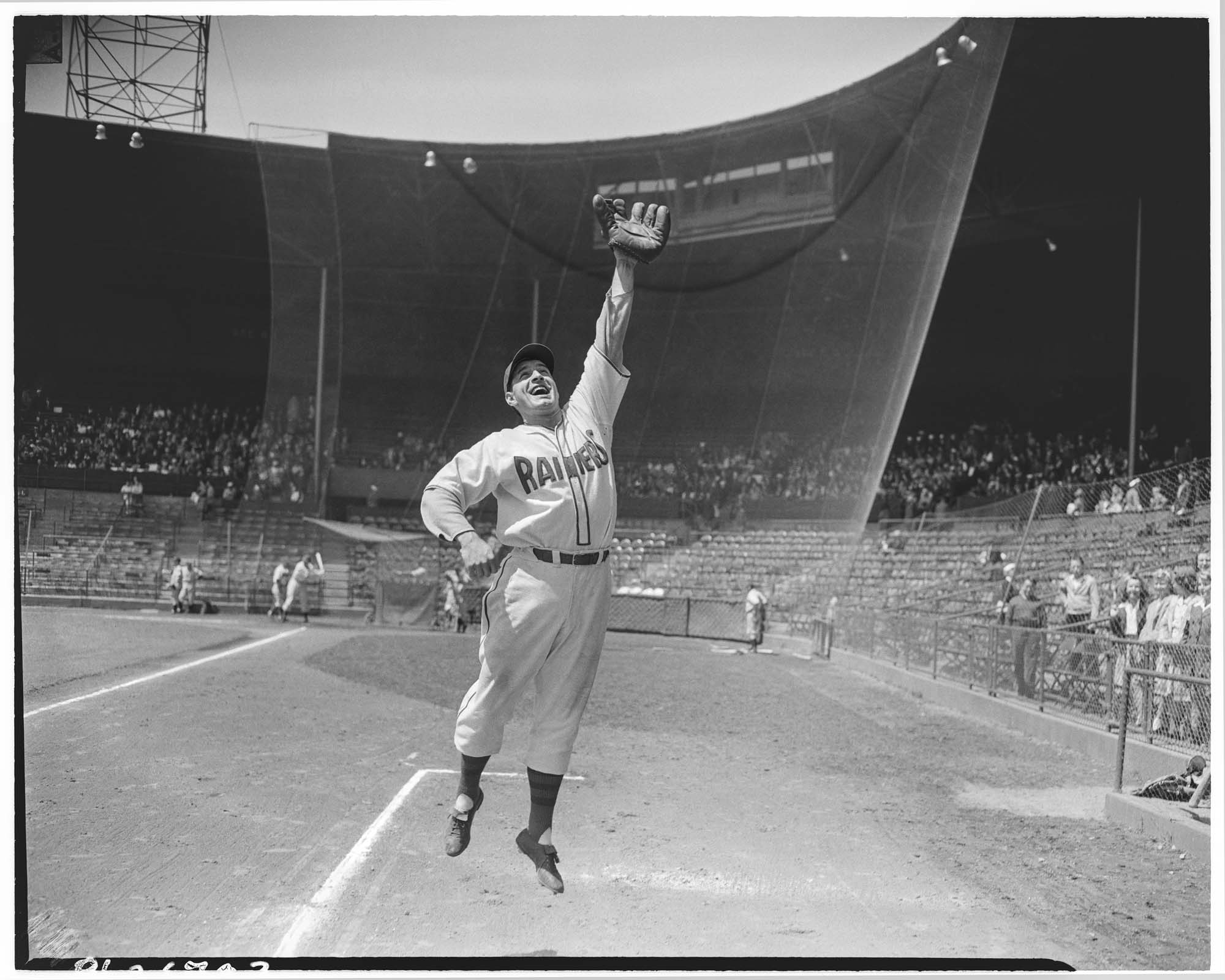 Image of Seattle Rainiers outfielder Bill Matheson jumping to catch a ball, Seattle, 1944