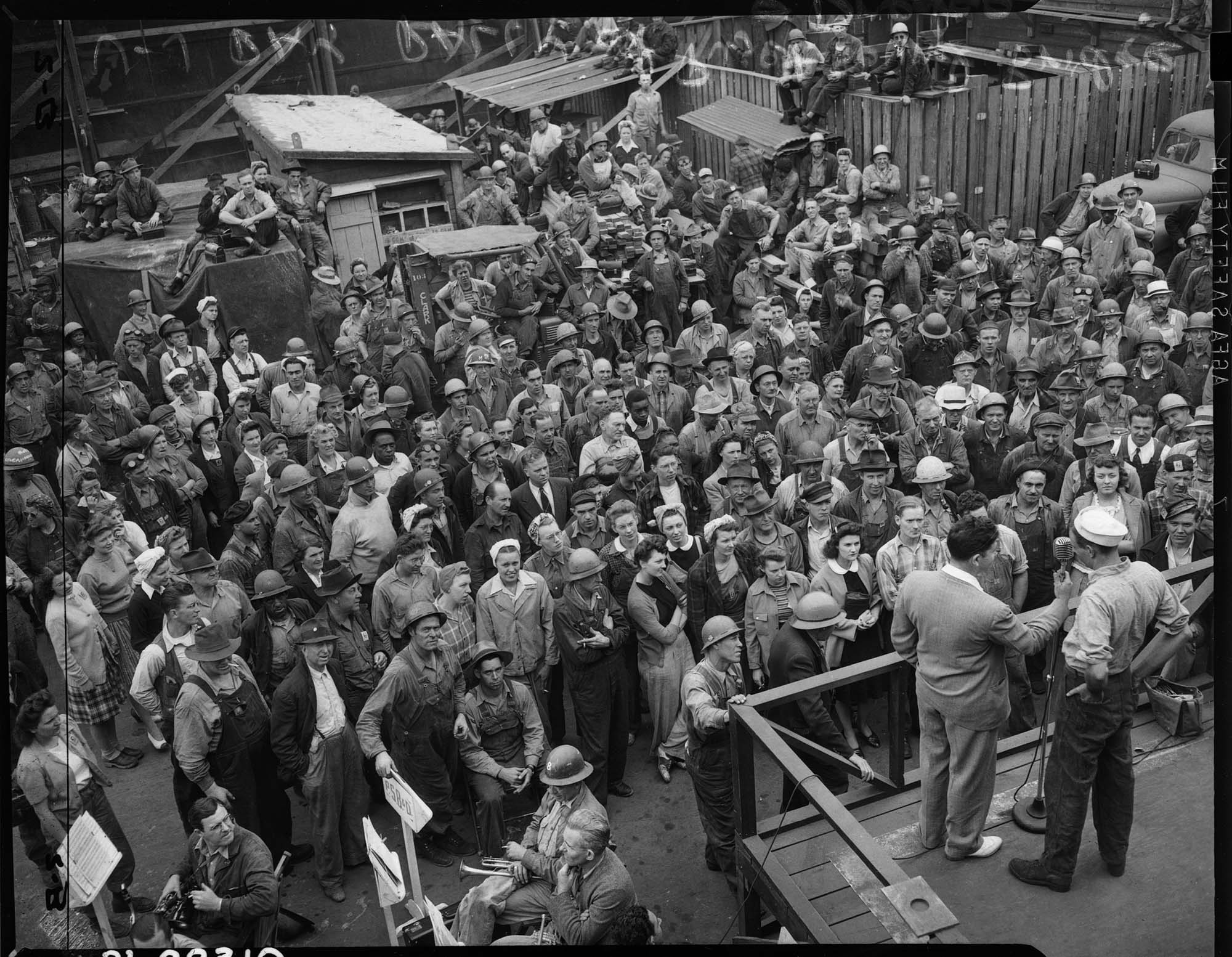 Image of Puget Sound Bridge & Dredge Co. employees on V-J Day, Seattle, August 14, 1945