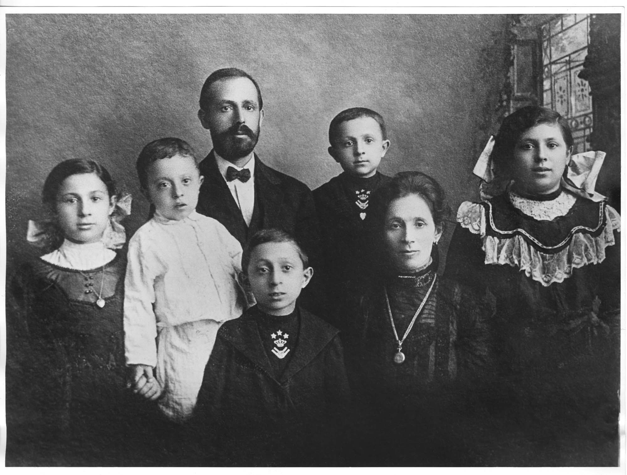 Image of Louis Hoffman family, circa 1905