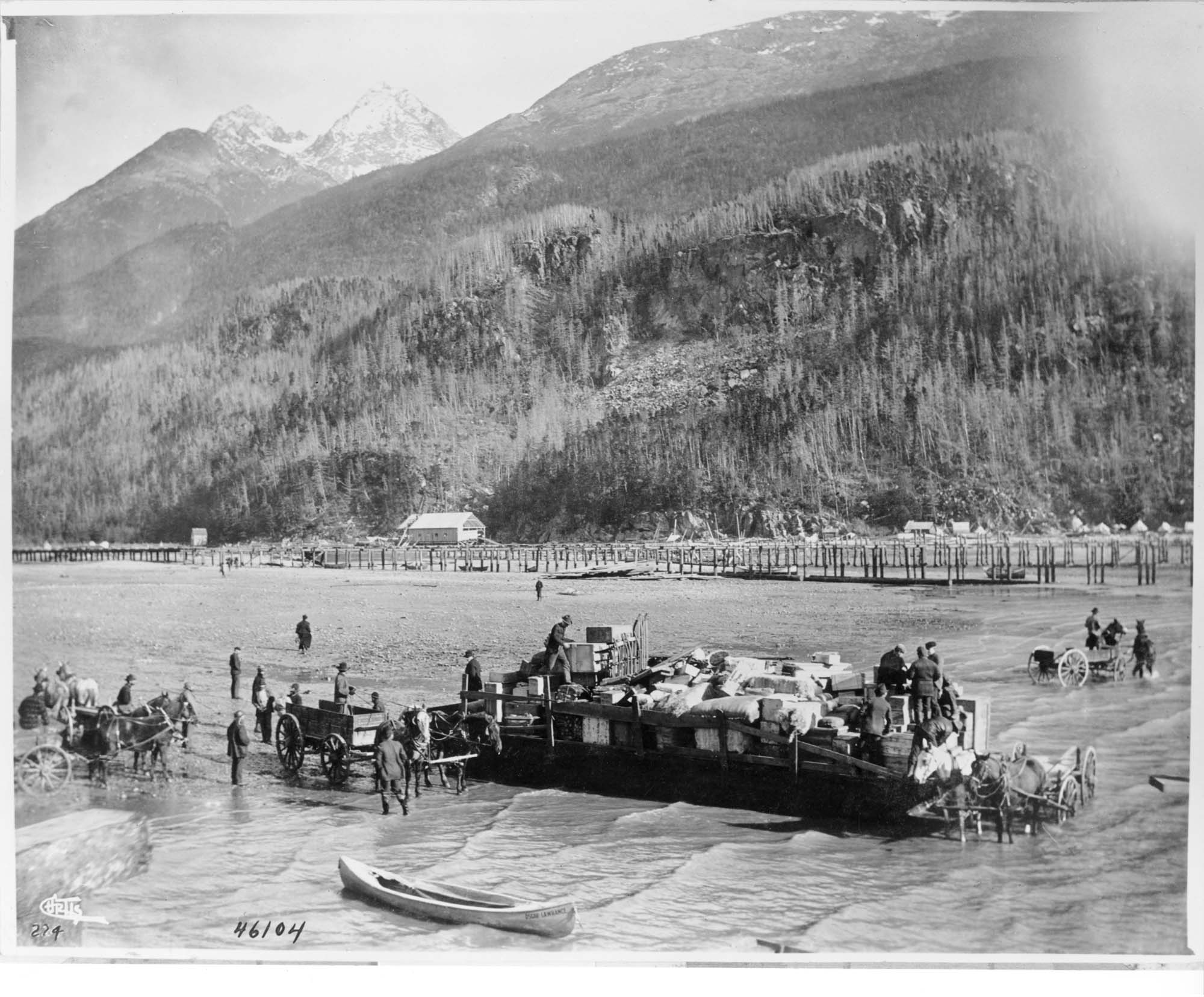 Image of Unloading freight at Skagway, 1898