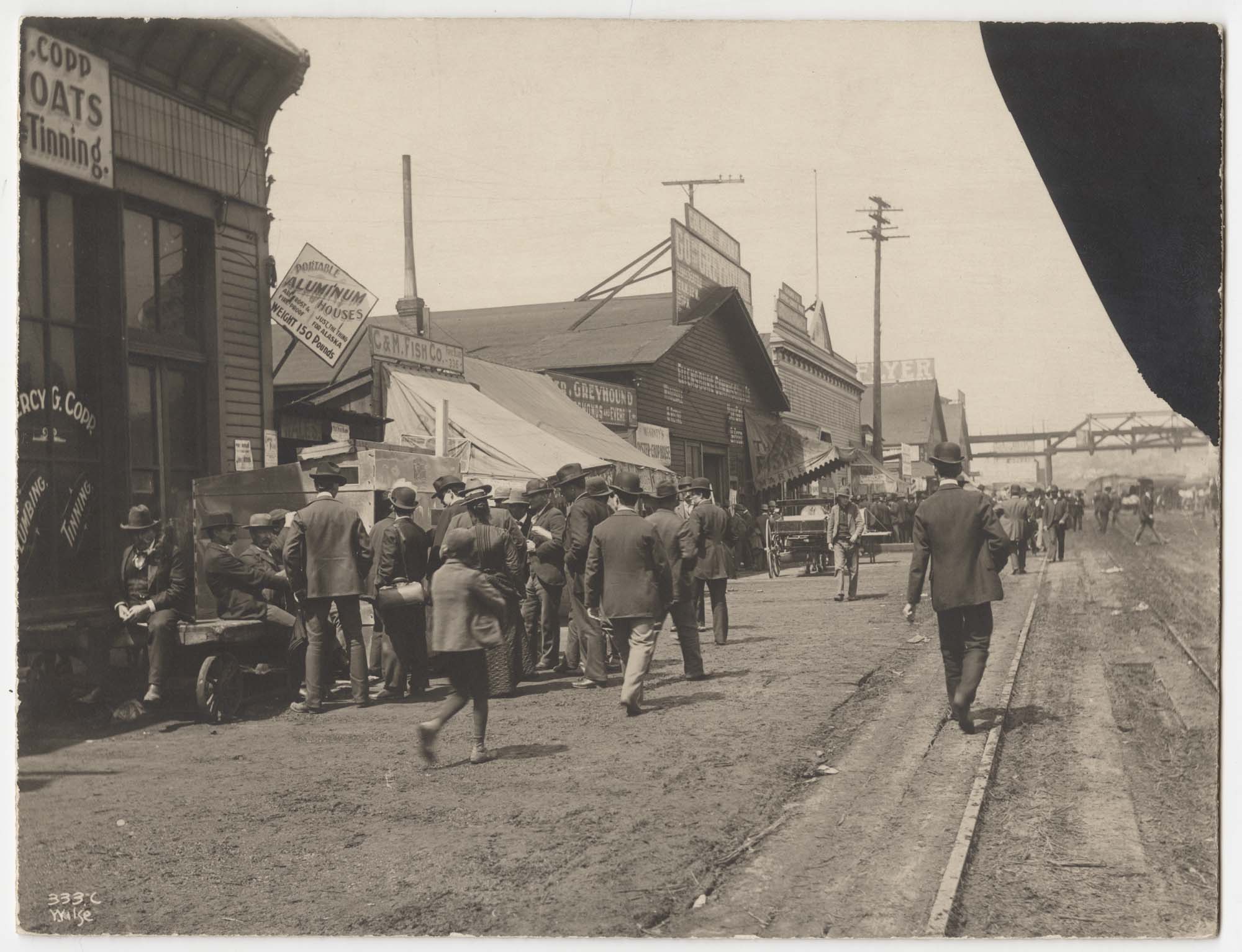 Image of Railroad Avenue during the gold rush, circa 1898