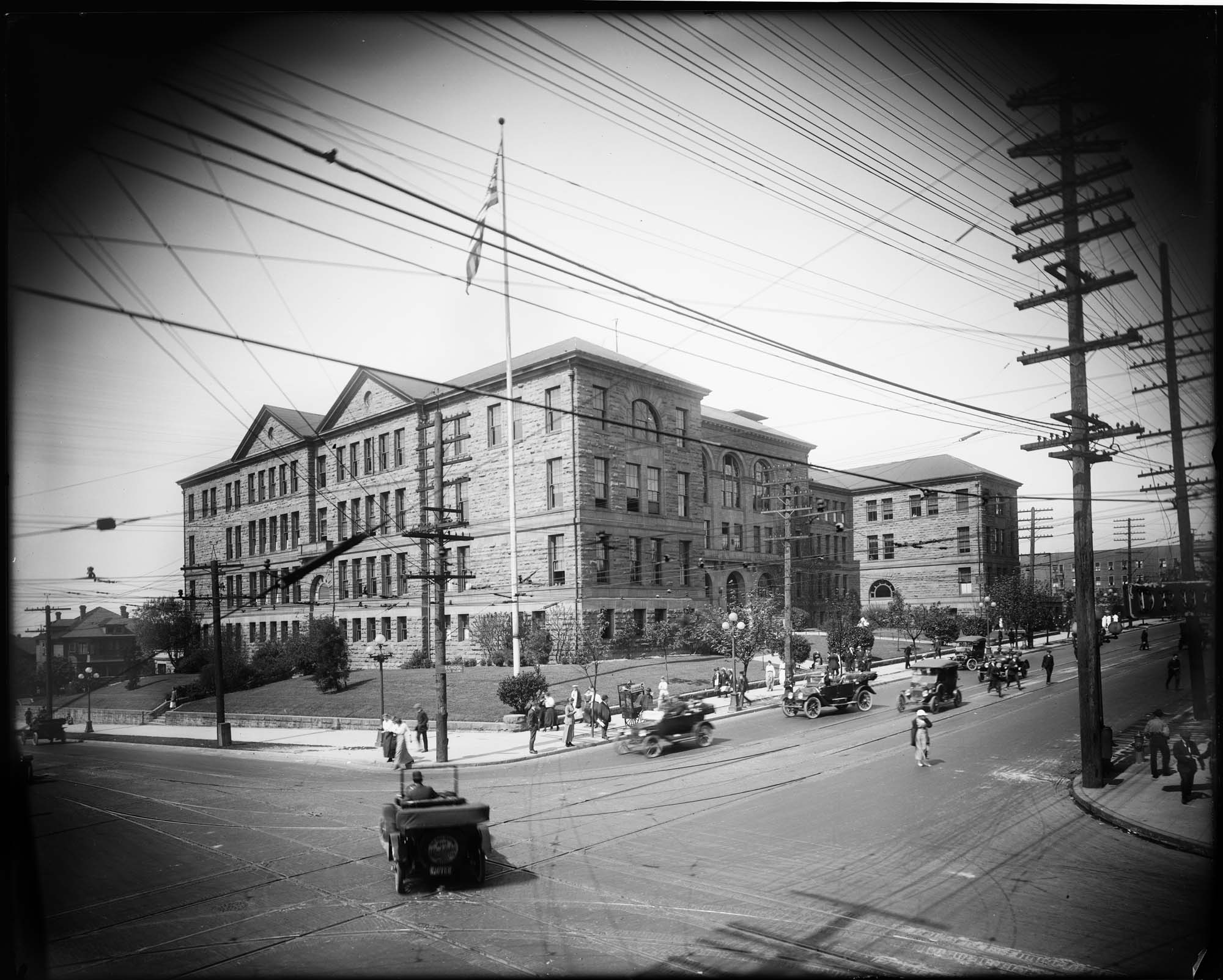 Image of Broadway High School, 1915