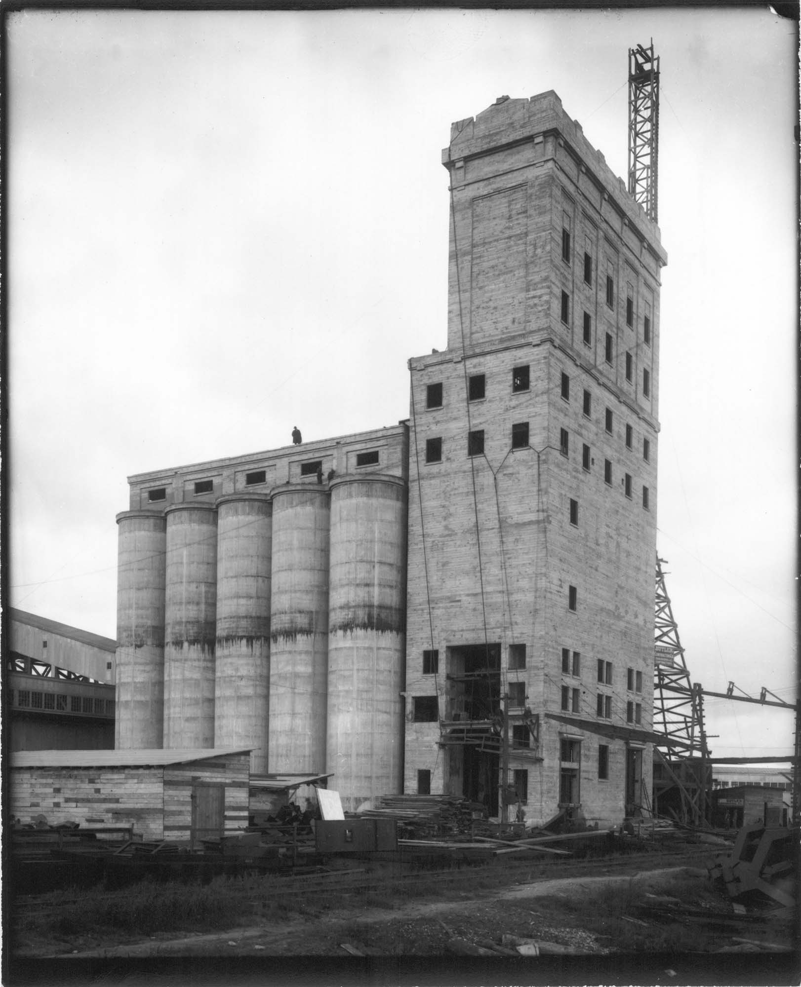Image of Grain elevator under construction, Seattle, 1915