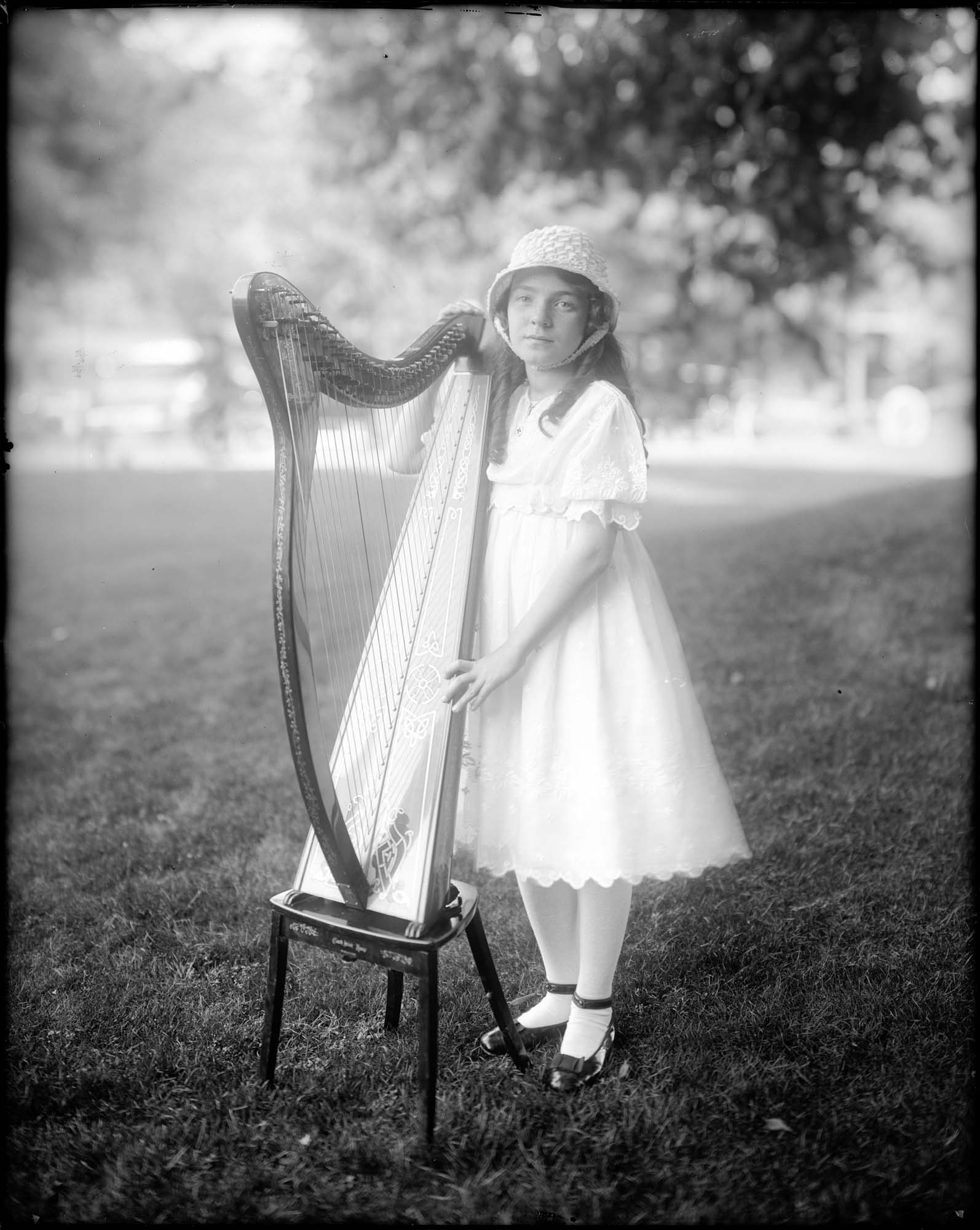 Image of Mrs. Leary's party harpist, 1917