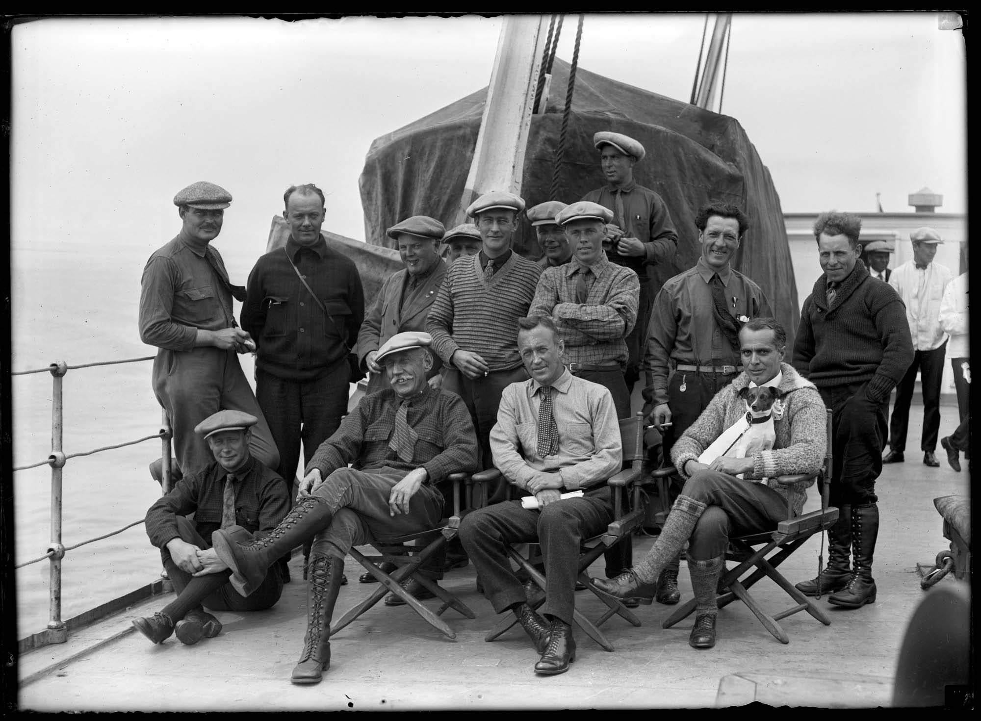 Image of Amundsen and the crew of the 