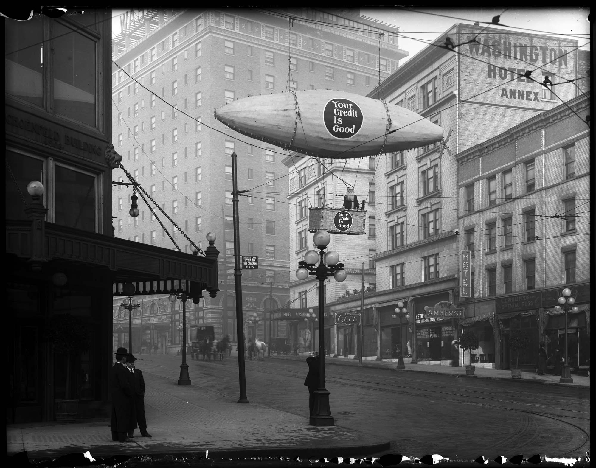 Image of Standard Furniture airship, circa 1910