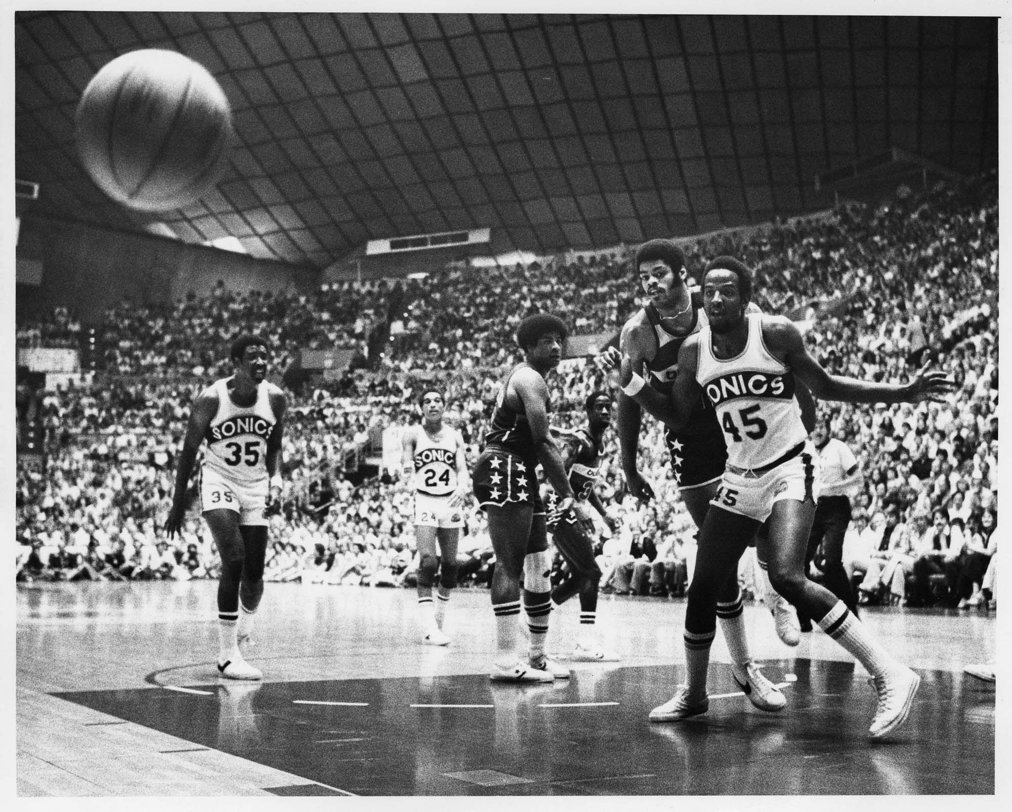 Image of Sonics playing Washington Bullets in 1978 NBA Championship finals, May 1978