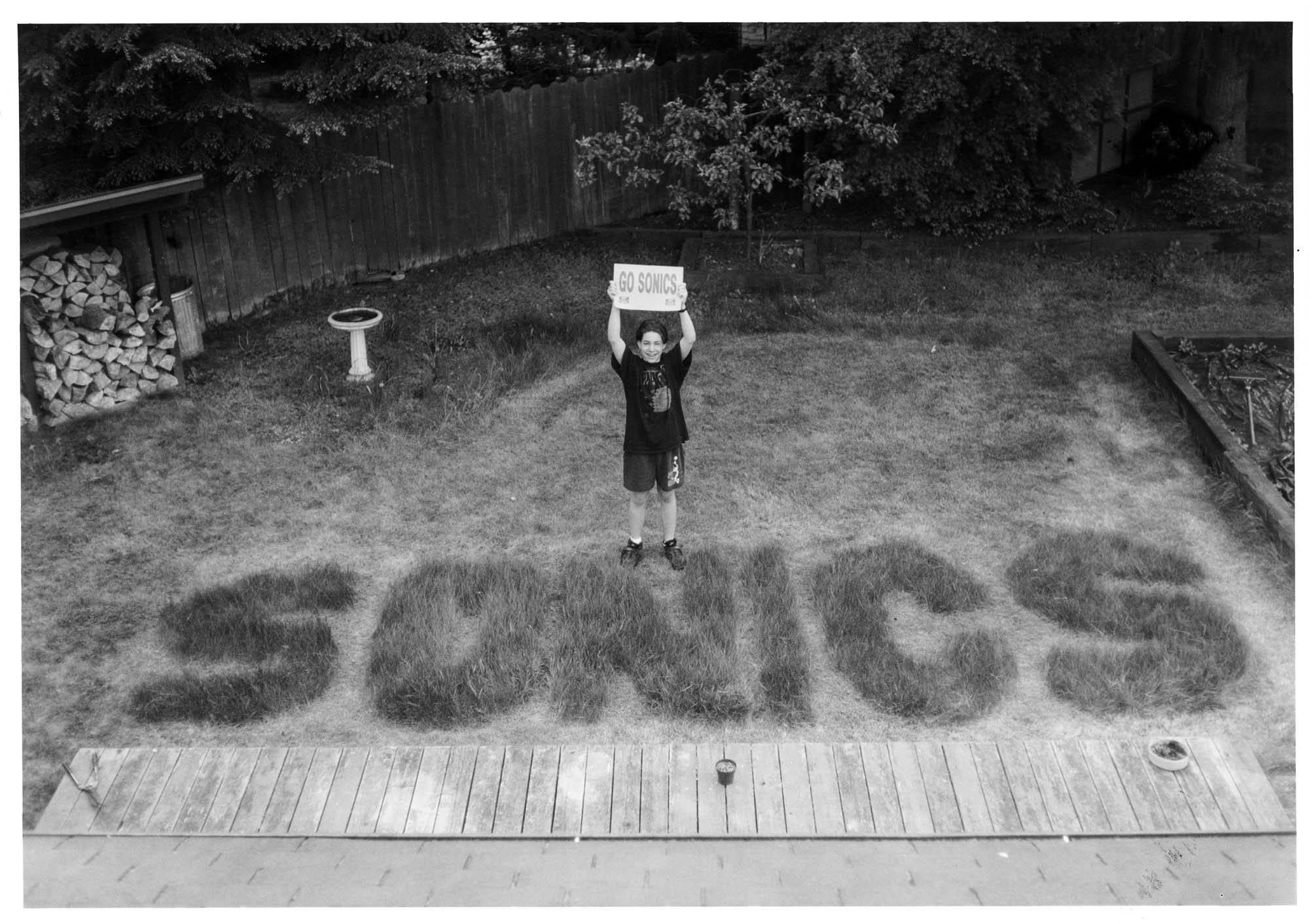 Image of Fan Mario Mazzoni with Sonics lawn art, Lynnwood, May 28, 1993