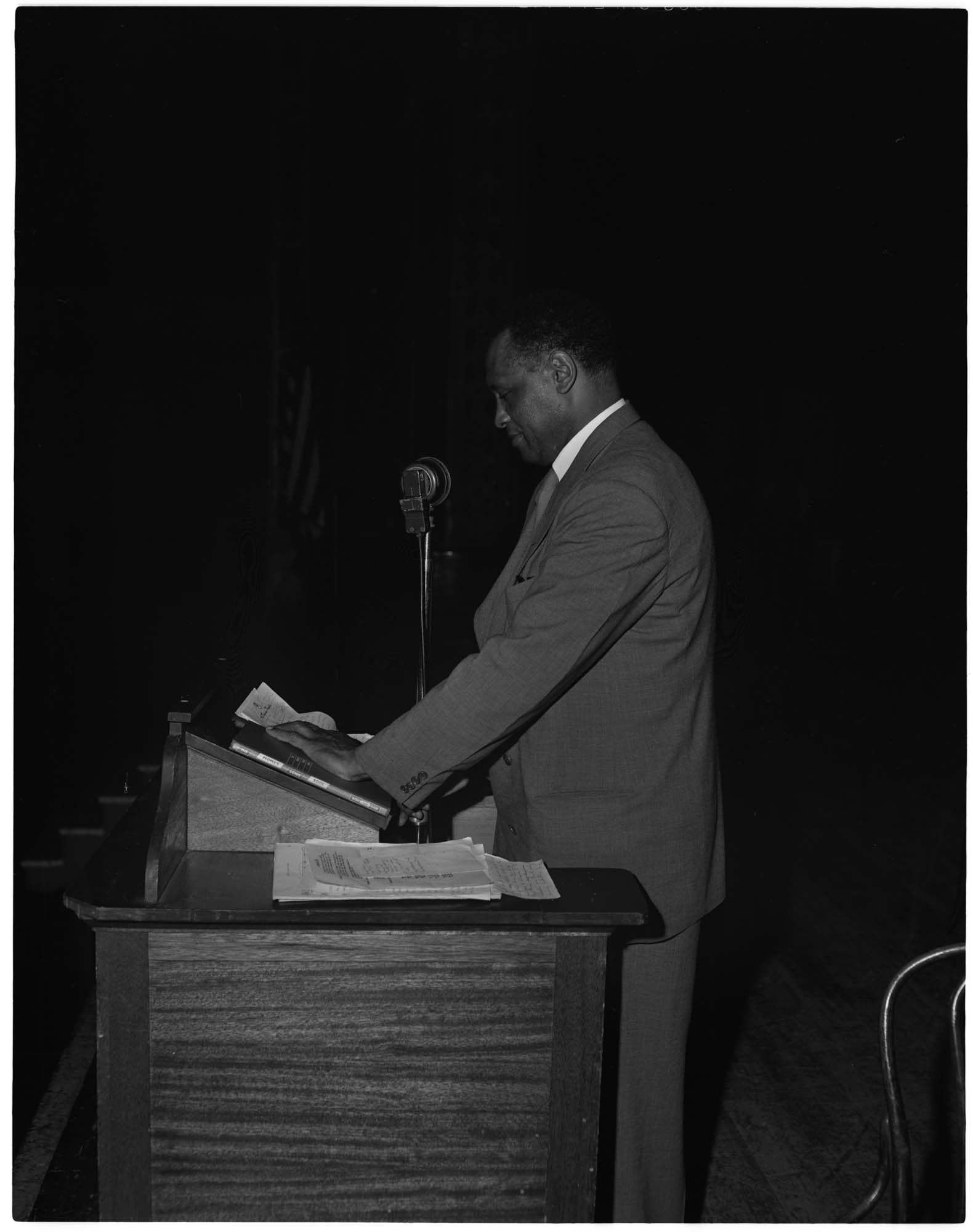 Image of Paul Robeson at lectern, Seattle, 1947