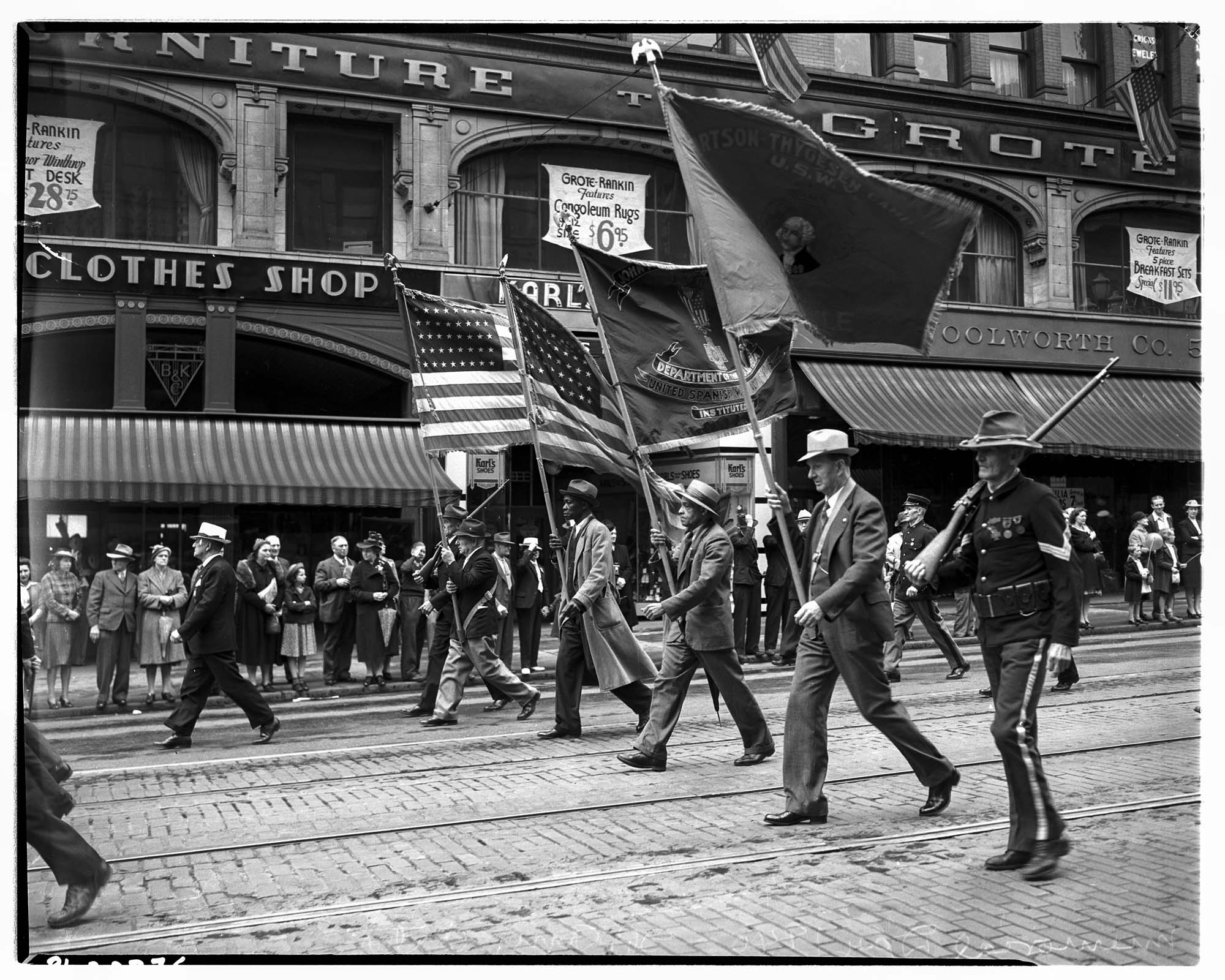 Image of Spanish-American War veterans in Memorial Day parade, Seattle, May 30, 1940